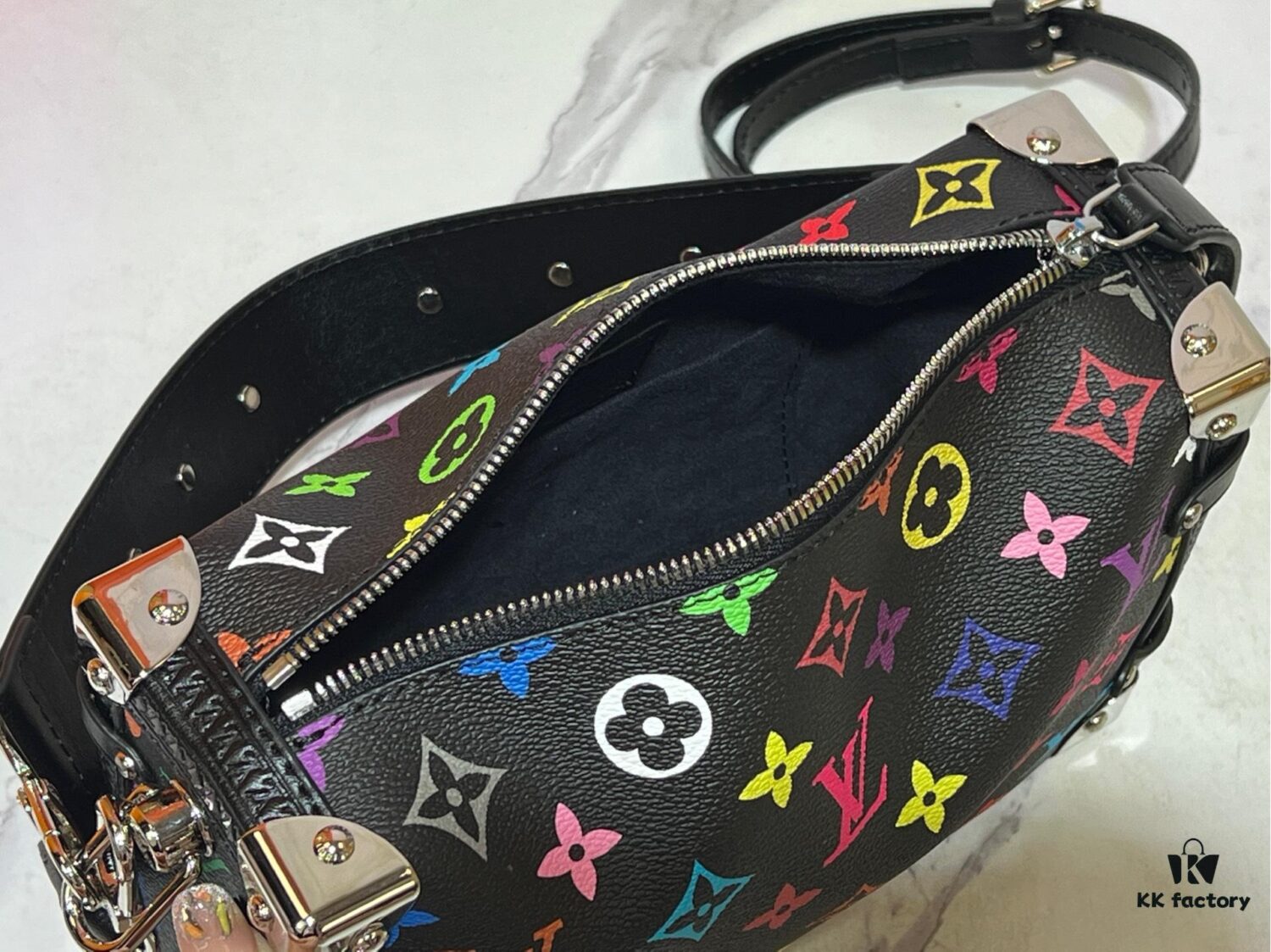 6930392bf09edb6de4c4cf44 M14046 M46358 Black Tricolor White Tricolor Medium Side Trunk Bag