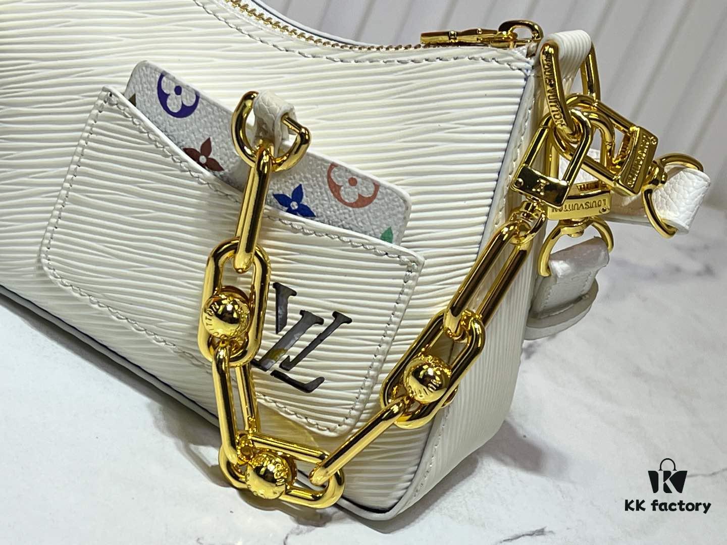 69303a6af09edb6de4c4d0b4 M13099 Marellini Handbag crafted from textured Epi leather with a compact silhouette, offering ample space for daily essentials like a smartphone. Features a round coin purse and mirror made from the vibrant Monogram canvas of the Louis Vuitton × Takashi Murakami collaboration, attached to the bag via a bold metal chain. Dimensions: 19x13.5x6.5cm
