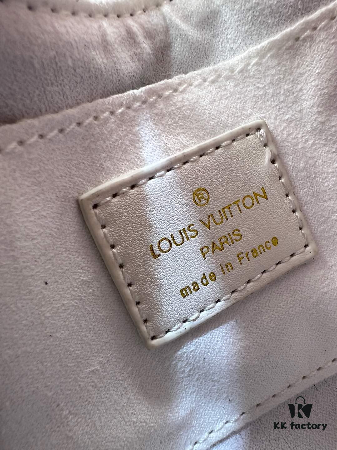 69303a6ff09edb6de4c4d0ba M13099 Marellini Handbag crafted from textured Epi leather with a compact silhouette, offering ample space for daily essentials like a smartphone. Features a round coin purse and mirror made from the vibrant Monogram canvas of the Louis Vuitton × Takashi Murakami collaboration, attached to the bag via a bold metal chain. Dimensions: 19x13.5x6.5cm