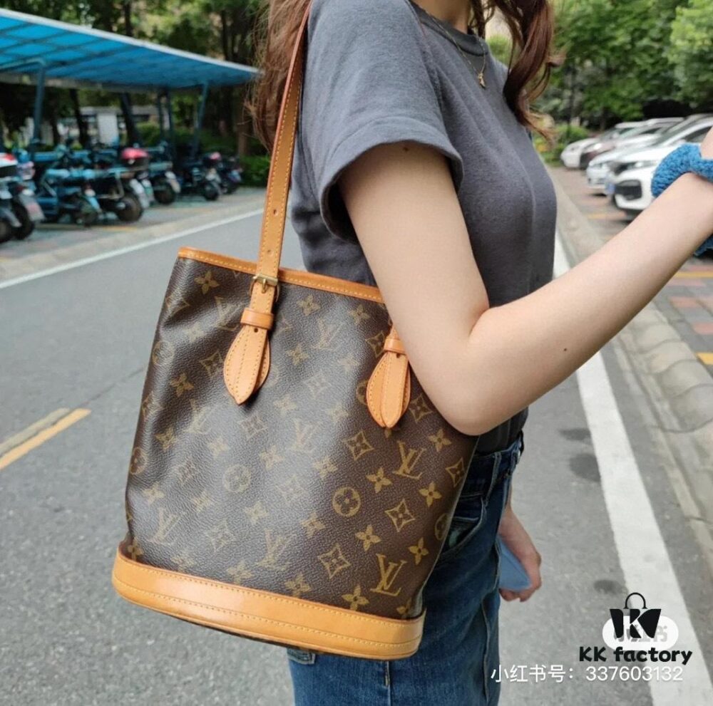 69303aeef09edb6de4c4d174 Vintage Crocodile Pattern Leather Bag 🔥 Authentic Style, High-End Quality, Highly Acclaimed, Mother-and-Child Pouch, Extremely Practical, Louis Vuitton Matched Interior, Original Design Replica. Louis Vuitton LV New Women's Shoulder Bag, Round Barrel Bag M42238. Size 23*26*16cm 💪💪💪