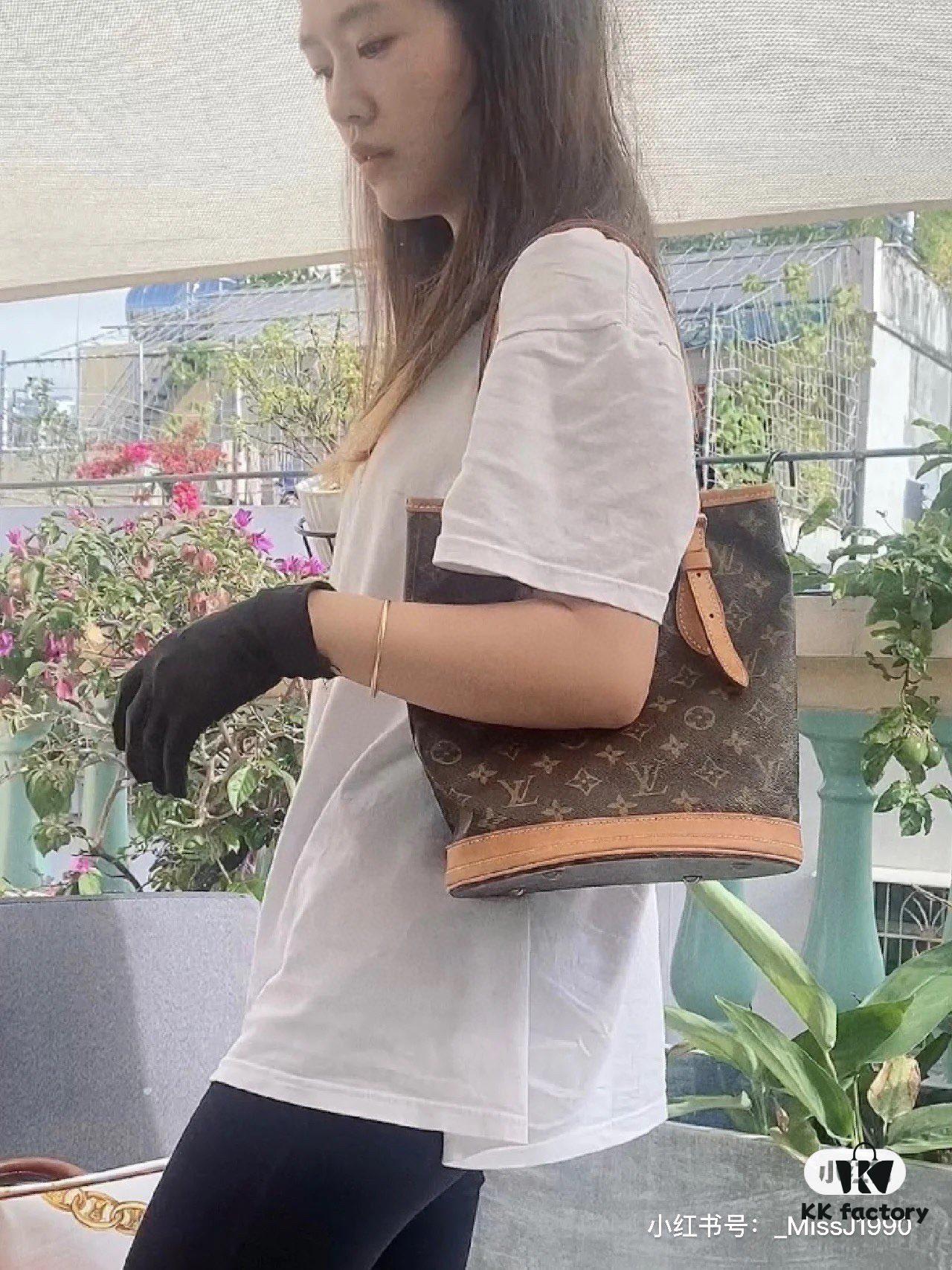 Vintage Crocodile Pattern Leather Bag 🔥 Authentic Style, High-End Quality, Highly Acclaimed, Mother-and-Child Pouch, Extremely Practical, Louis Vuitton Matched Interior, Original Design Replica. Louis Vuitton LV New Women's Shoulder Bag, Round Barrel Bag M42238. Size 23*26*16cm 💪💪💪