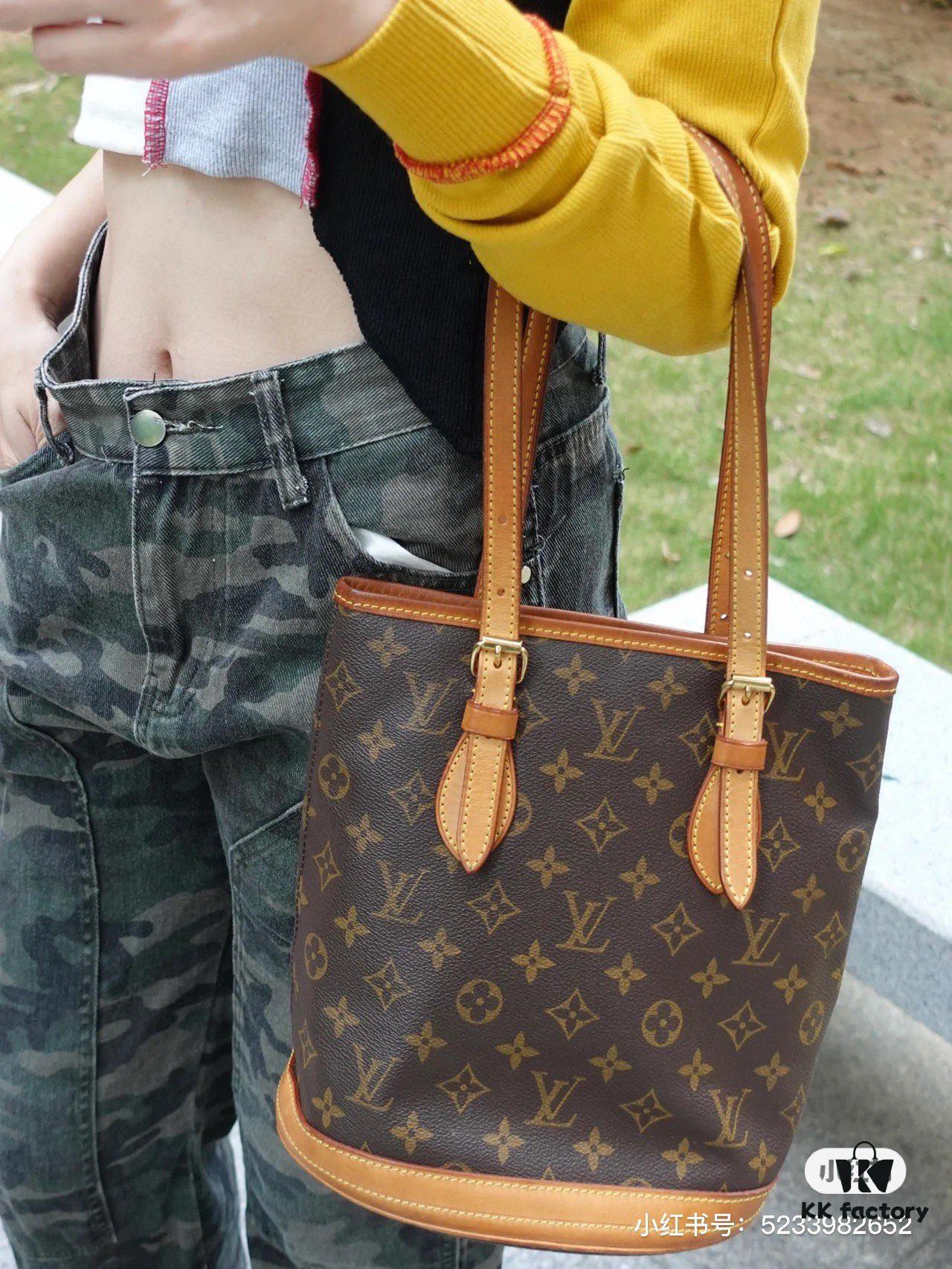 Vintage Crocodile Pattern Leather Bag 🔥 Authentic Style, High-End Quality, Highly Acclaimed, Mother-and-Child Pouch, Extremely Practical, Louis Vuitton Matched Interior, Original Design Replica. Louis Vuitton LV New Women's Shoulder Bag, Round Barrel Bag M42238. Size 23*26*16cm 💪💪💪