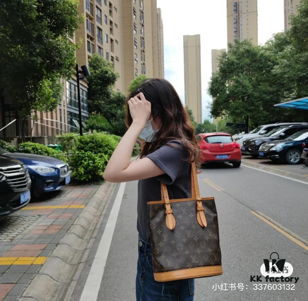 69303b05f09edb6de4c4d198 Color-Changing Yellow Leather Bag 🔥 Authentic Quality, High-End Craftsmanship, Highly Recommended, Mother-and-Child Pouch, Extremely Practical, Louis Vuitton-Style Interior, Original Sample Cut, Louis Vuitton LV New Women's Shoulder Bag, Round Barrel Bag M42238, Size 23*26*16cm 💪💪💪