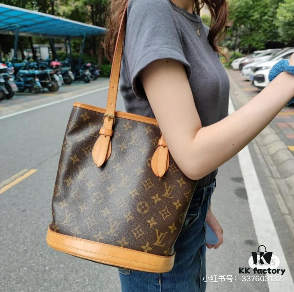 69303b0af09edb6de4c4d19f Color-Changing Yellow Leather Bag 🔥 Authentic Quality, High-End Craftsmanship, Highly Recommended, Mother-and-Child Pouch, Extremely Practical, Louis Vuitton-Style Interior, Original Sample Cut, Louis Vuitton LV New Women's Shoulder Bag, Round Barrel Bag M42238, Size 23*26*16cm 💪💪💪