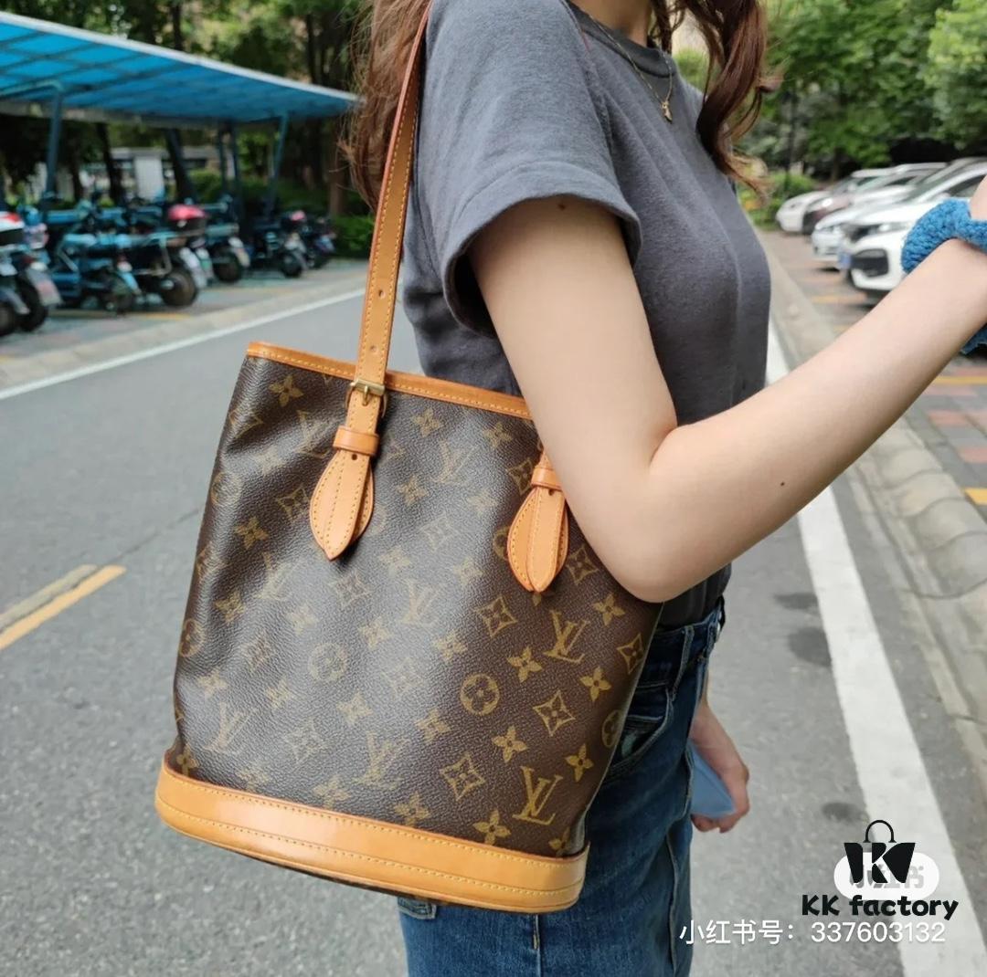 69303b0af09edb6de4c4d19f Color-Changing Yellow Leather Bag 🔥 Authentic Quality, High-End Craftsmanship, Highly Recommended, Mother-and-Child Pouch, Extremely Practical, Louis Vuitton-Style Interior, Original Sample Cut, Louis Vuitton LV New Women's Shoulder Bag, Round Barrel Bag M42238, Size 23*26*16cm 💪💪💪