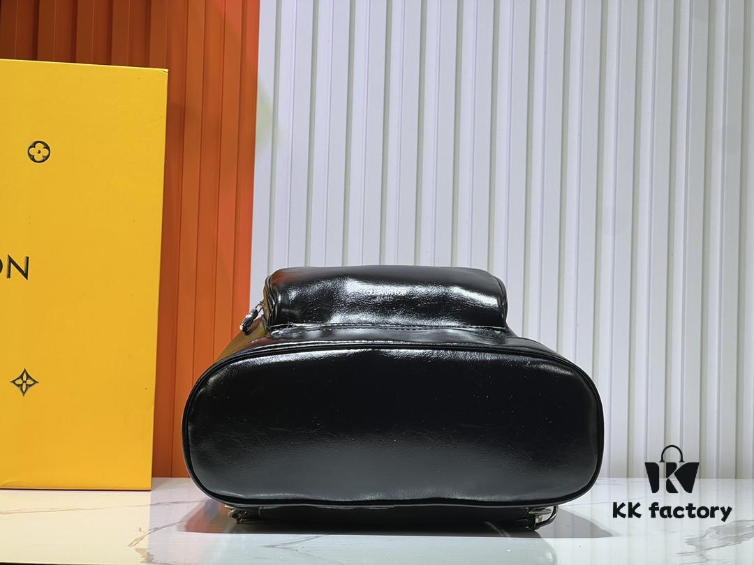 69303b2cf09edb6de4c4d1db M12587 M11119 M111118 Small Montsouris Backpack in Shiny Lambskin with Monogram Details