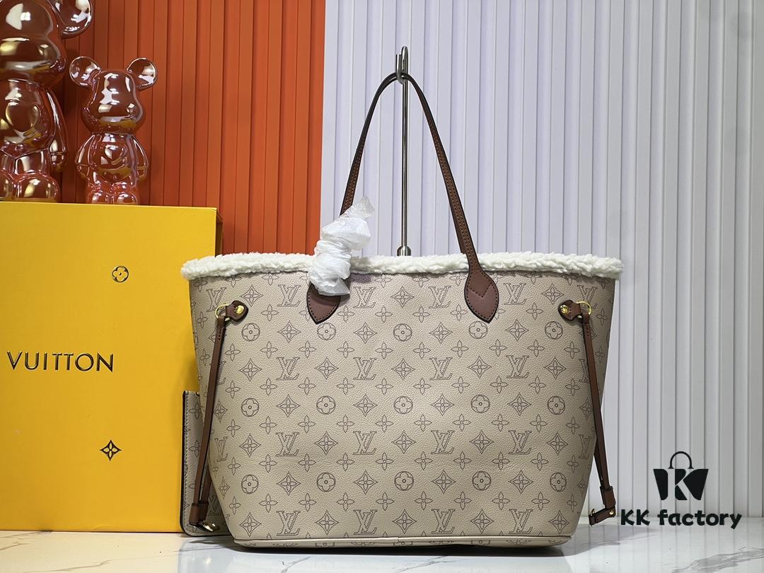 69303ba5f09edb6de4c4d295 Lambswool, M40995 Medium Shopping Bag 💋💋 Louis Vuitton New Neverfull Reimagines the Iconic Handbag with Refined Interior Details