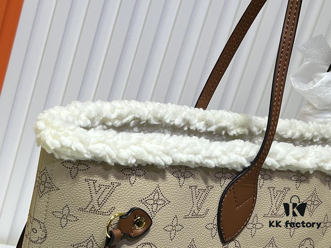 69303ba8f09edb6de4c4d297 Lambswool, M40995 Medium Shopping Bag 💋💋 Louis Vuitton New Neverfull Reimagines the Iconic Handbag with Refined Interior Details