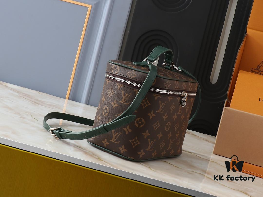 69303bb1f09edb6de4c4d2a5 Upgraded Original ✨M42265 This elegant toiletry bag, inspired by the iconic Nice pouch, is a stylish choice for carrying essential beauty items. The hidden zip pocket inside the flap provides secure storage for particularly valuable personal belongings.