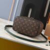 69303bb3f09edb6de4c4d2a8 Upgraded Original ✨M42265 This elegant toiletry bag, inspired by the iconic Nice pouch, is a stylish choice for carrying essential beauty items. The hidden zip pocket inside the flap provides secure storage for particularly valuable personal belongings.