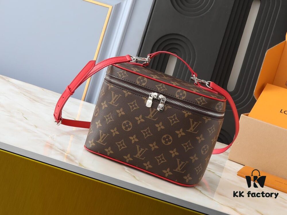 69303c72f09edb6de4c4d3d1 Upgraded Original ✨M42265 Inspired by the iconic Nice cosmetic pouch, this elegant toiletry bag is a personalized choice for carrying essential beauty items. The hidden zip pocket inside the flap keeps particularly valuable personal belongings secure.