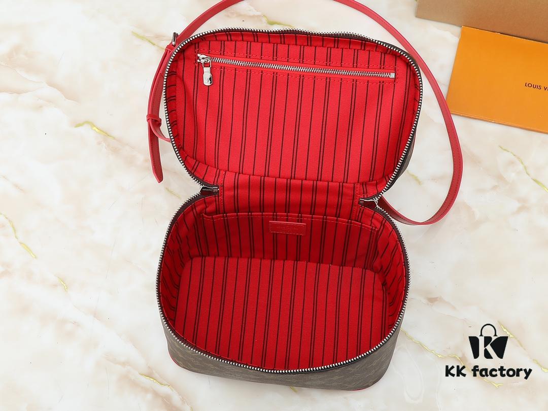 69303c77f09edb6de4c4d3d3 Upgraded Original ✨M42265 Inspired by the iconic Nice cosmetic pouch, this elegant toiletry bag is a personalized choice for carrying essential beauty items. The hidden zip pocket inside the flap keeps particularly valuable personal belongings secure.