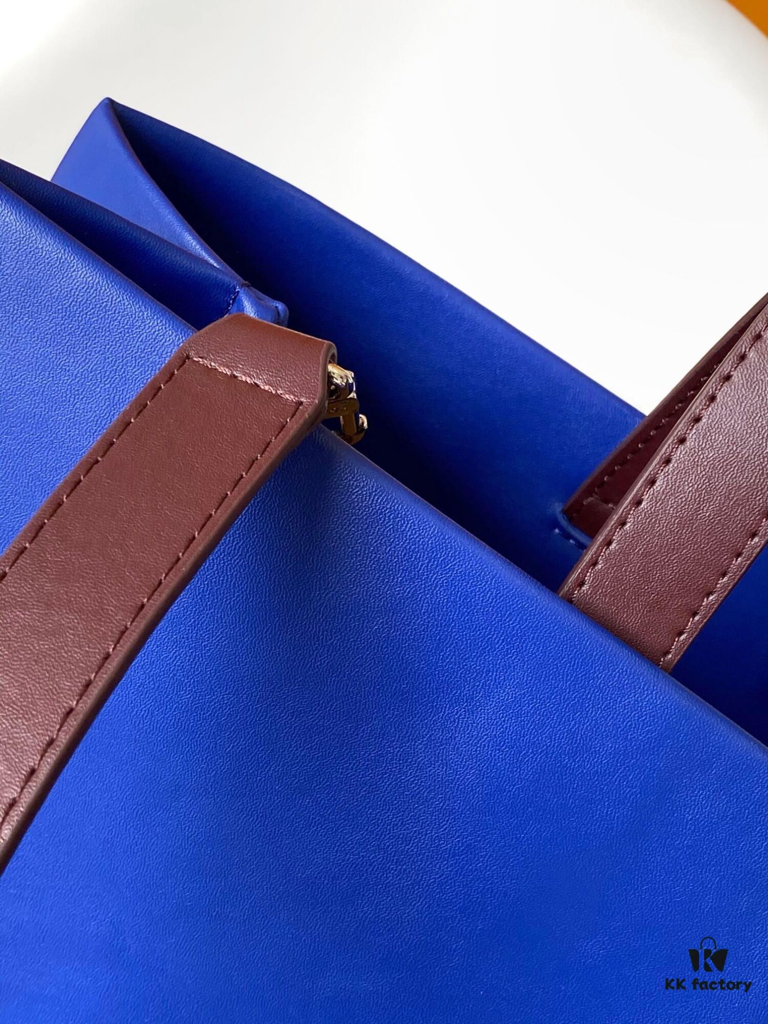 69303d0ff09edb6de4c4d489 M24457 Top-Quality Original Surplus Shopper Medium Handbag