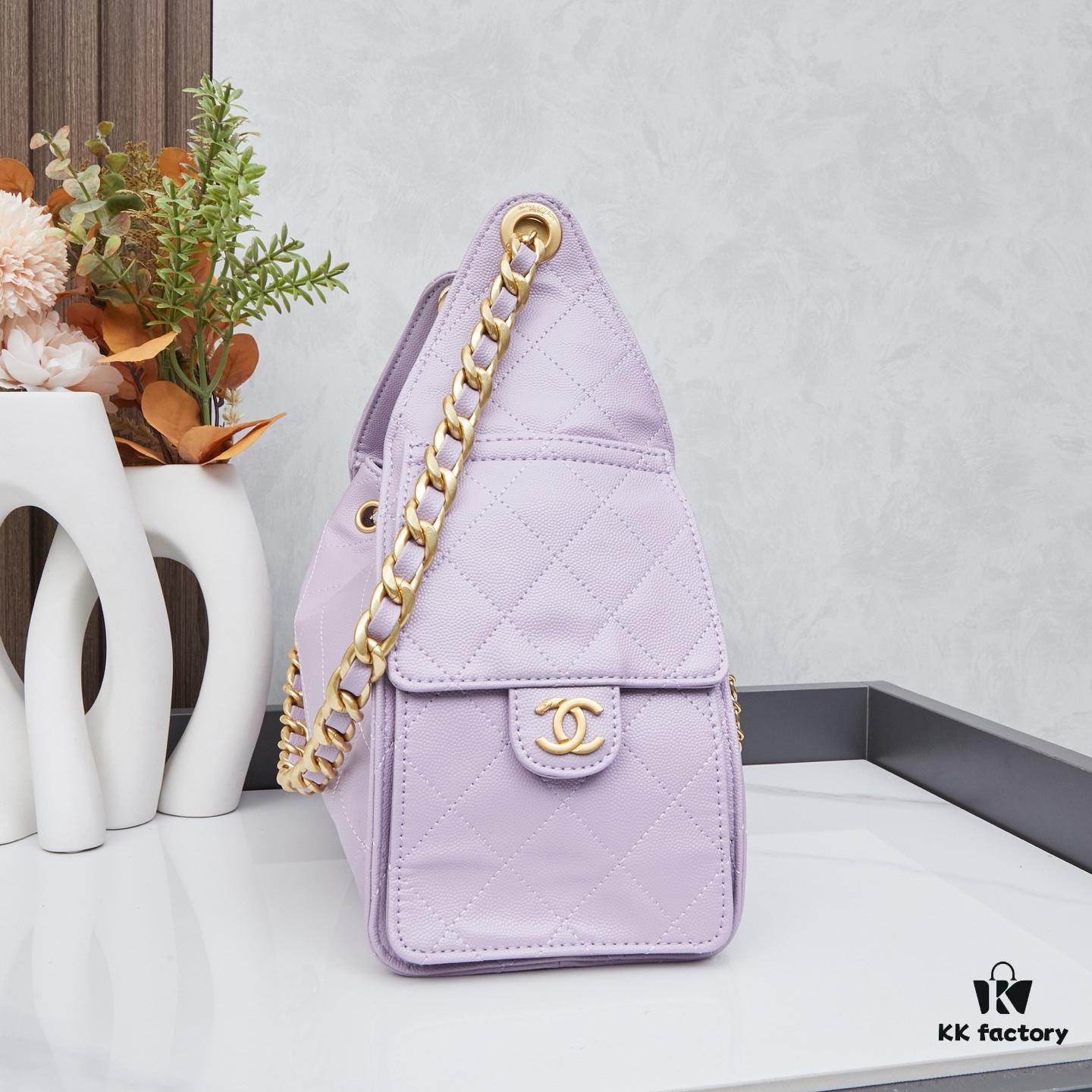69303e7bf09edb6de4c4d64d New Chanel 25 Handbag ||| The Newly Crowned 'It Bag' Following the Iconic Chanel 22