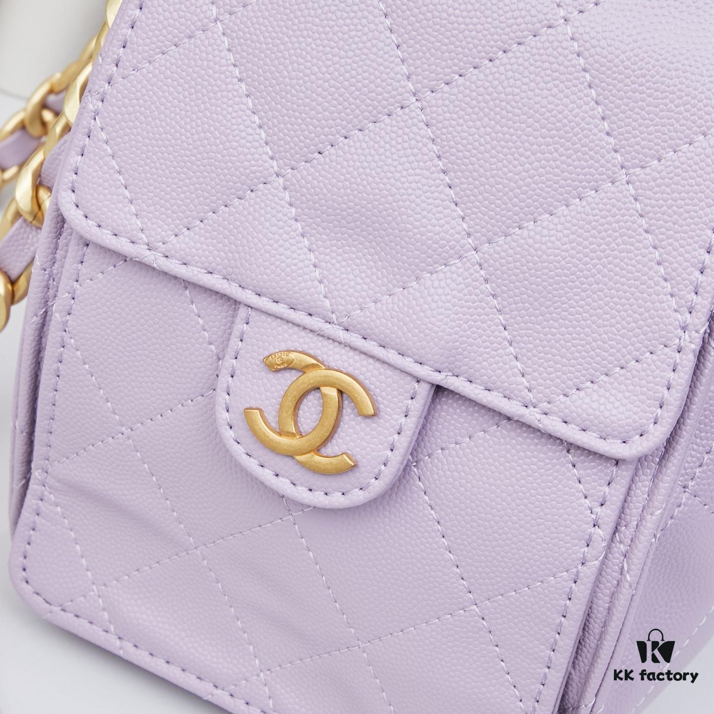 69303e7bf09edb6de4c4d64e New Chanel 25 Handbag ||| The Newly Crowned 'It Bag' Following the Iconic Chanel 22