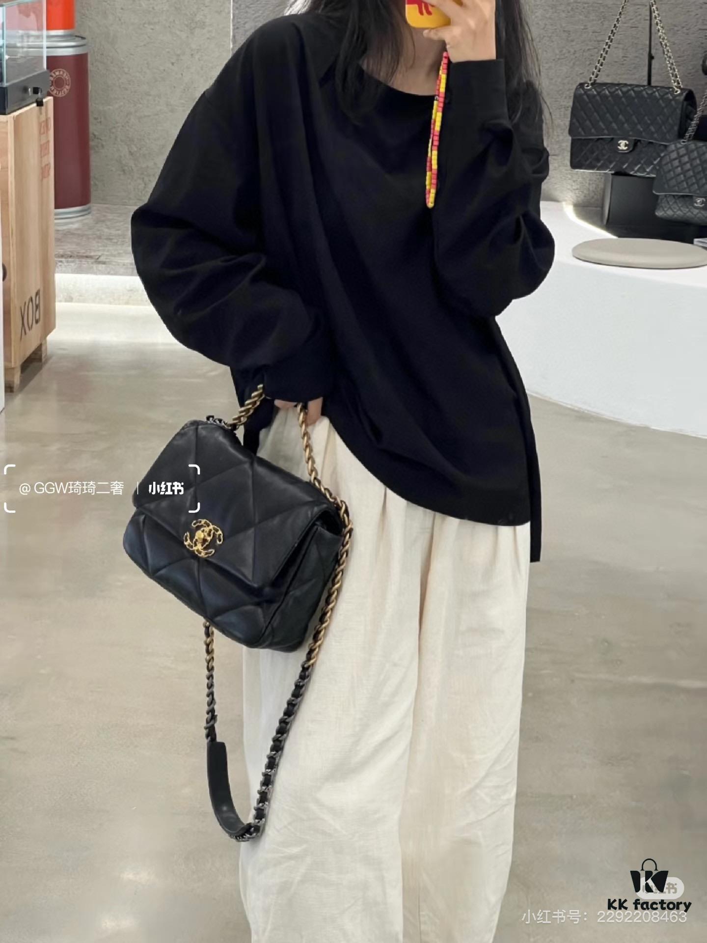 69303ebcf09edb6de4c4d69e New Arrival with Box CHANEL Chanel Platinum White 19 Bag