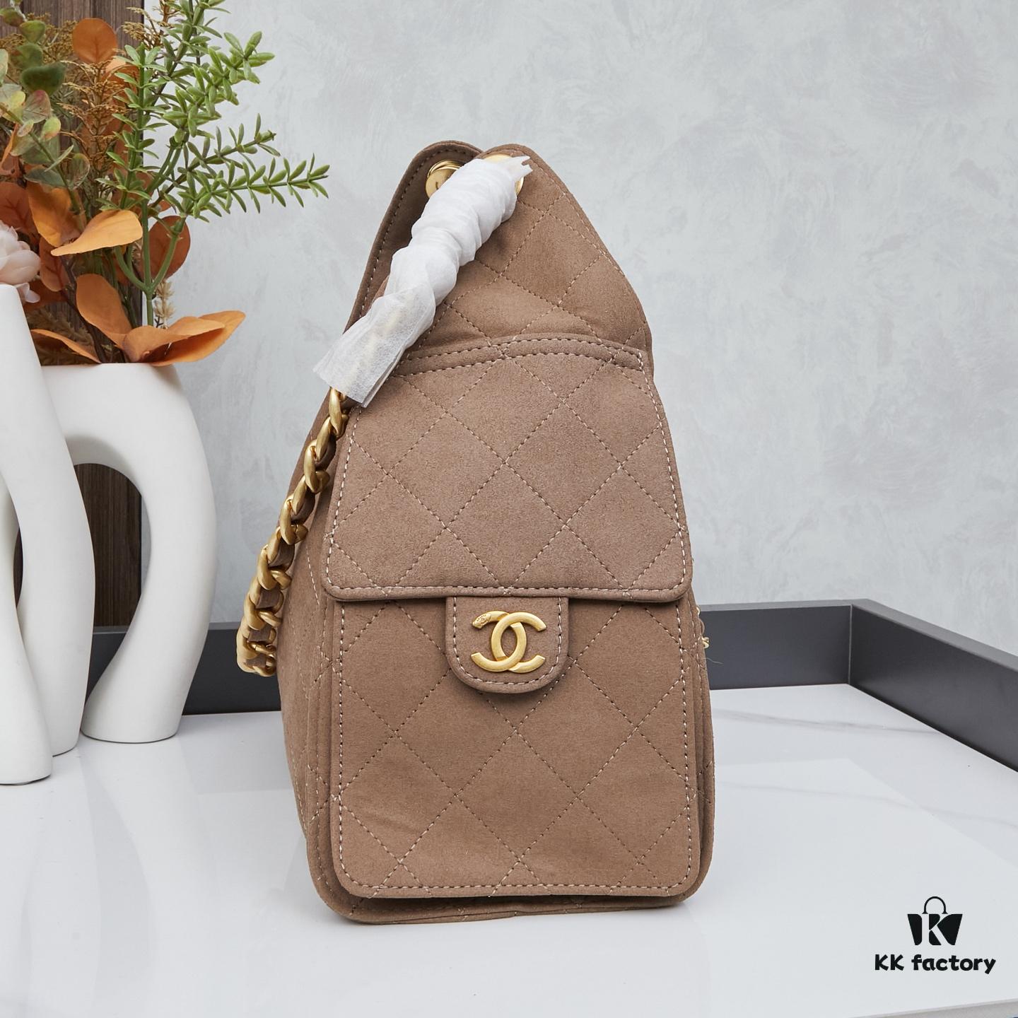 69303ebcf09edb6de4c4d69f New Chanel 25 Handbag