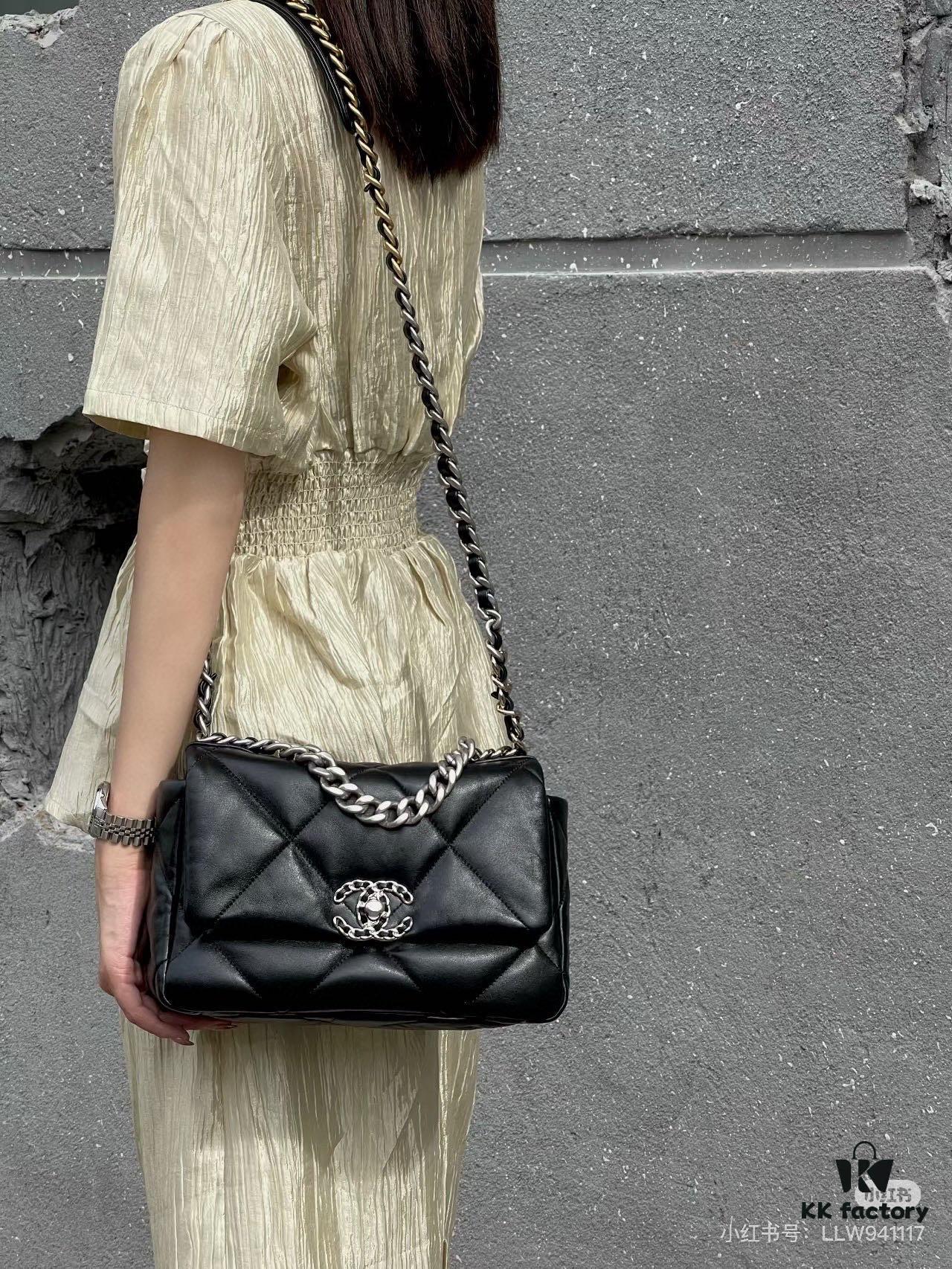 69303ebdf09edb6de4c4d6a0 New Arrival with Box CHANEL Chanel Platinum White 19 Bag