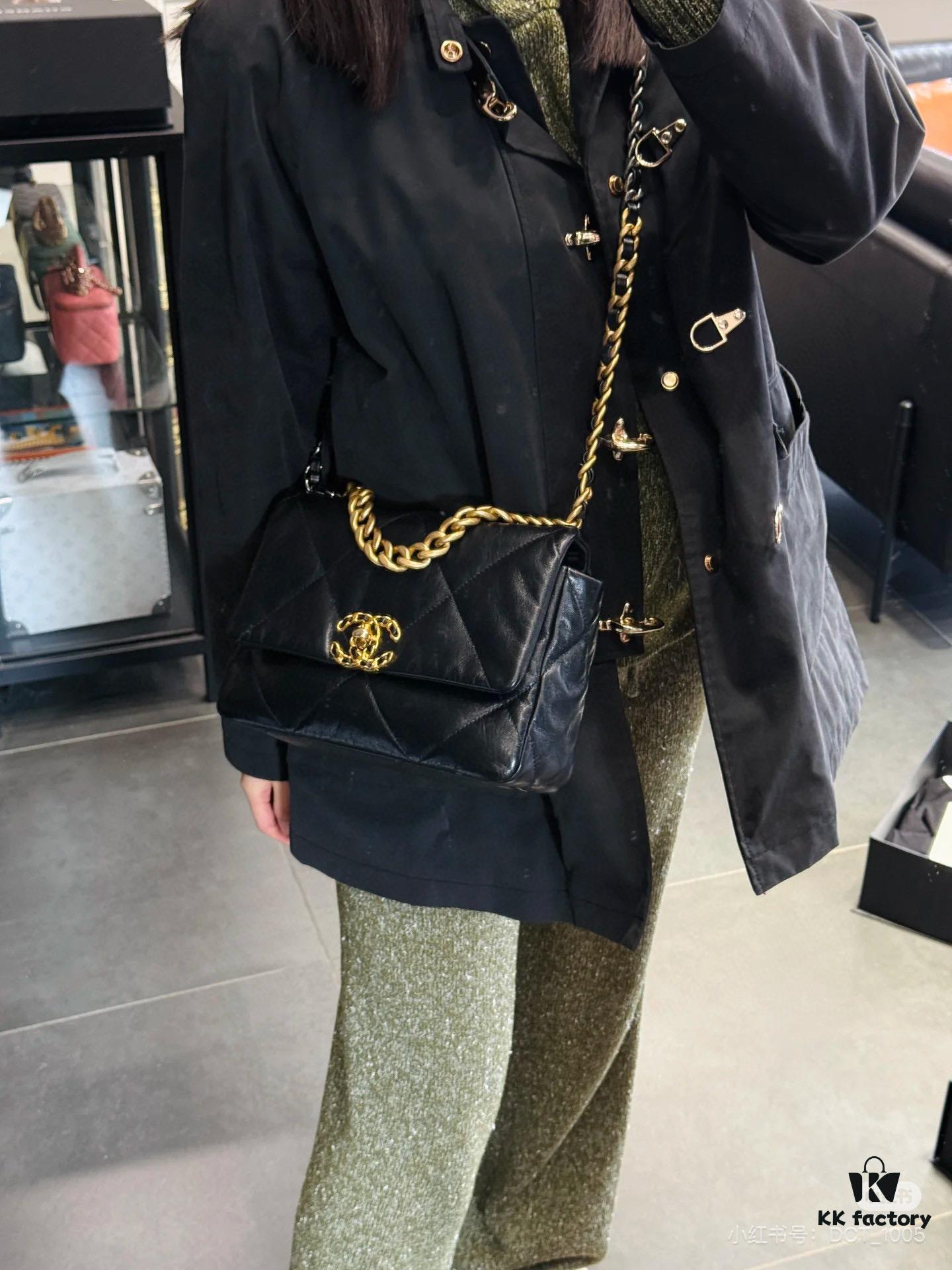 69303ec8f09edb6de4c4d6af New Arrival with Box CHANEL Chanel Platinum White 19 Bag