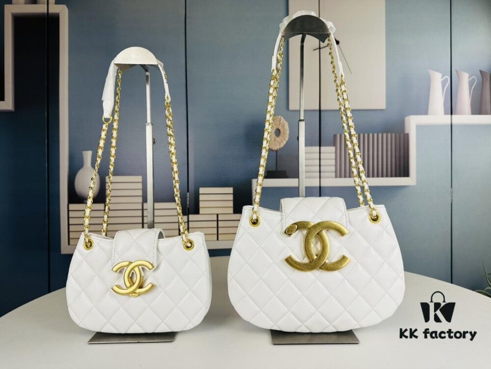69304249f09edb6de4c4d9bc Large Chanel 24C Vintage Messenger Bag