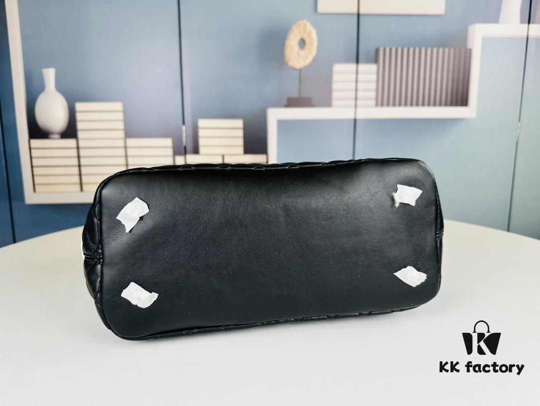 693042cdf09edb6de4c4da25 New Chanel Panda Kangpeng Tote Bag ||| Classic black and white panda colorway, exuding a high-end aesthetic!