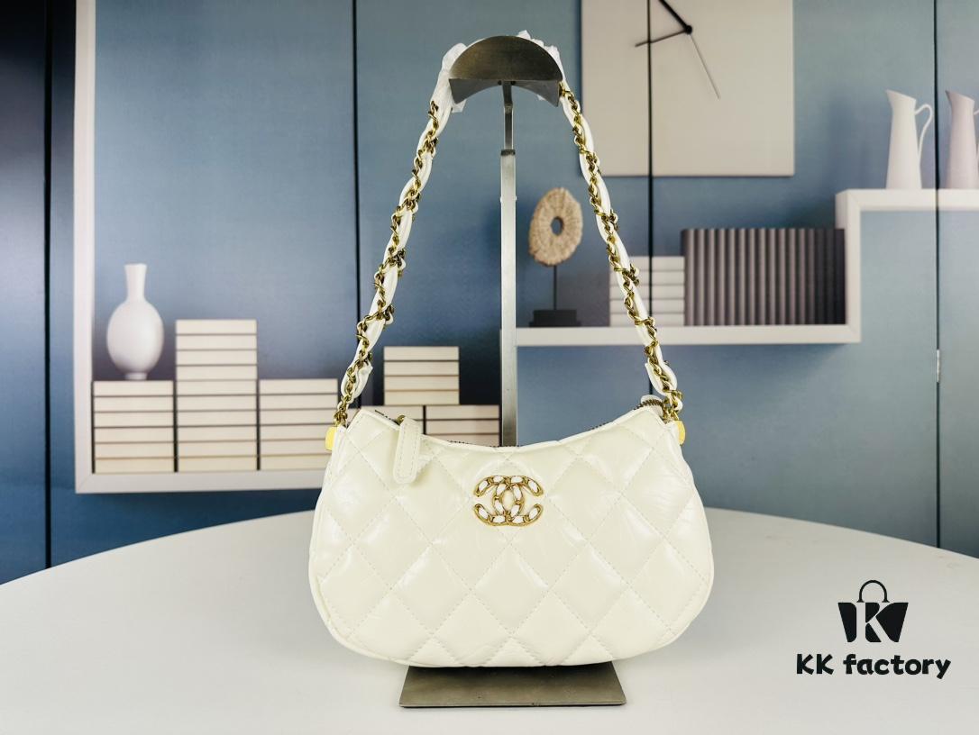 693042ddf09edb6de4c4da3b New Chanel 23K | This Season's Must-Have Hobo Shoulder Bag