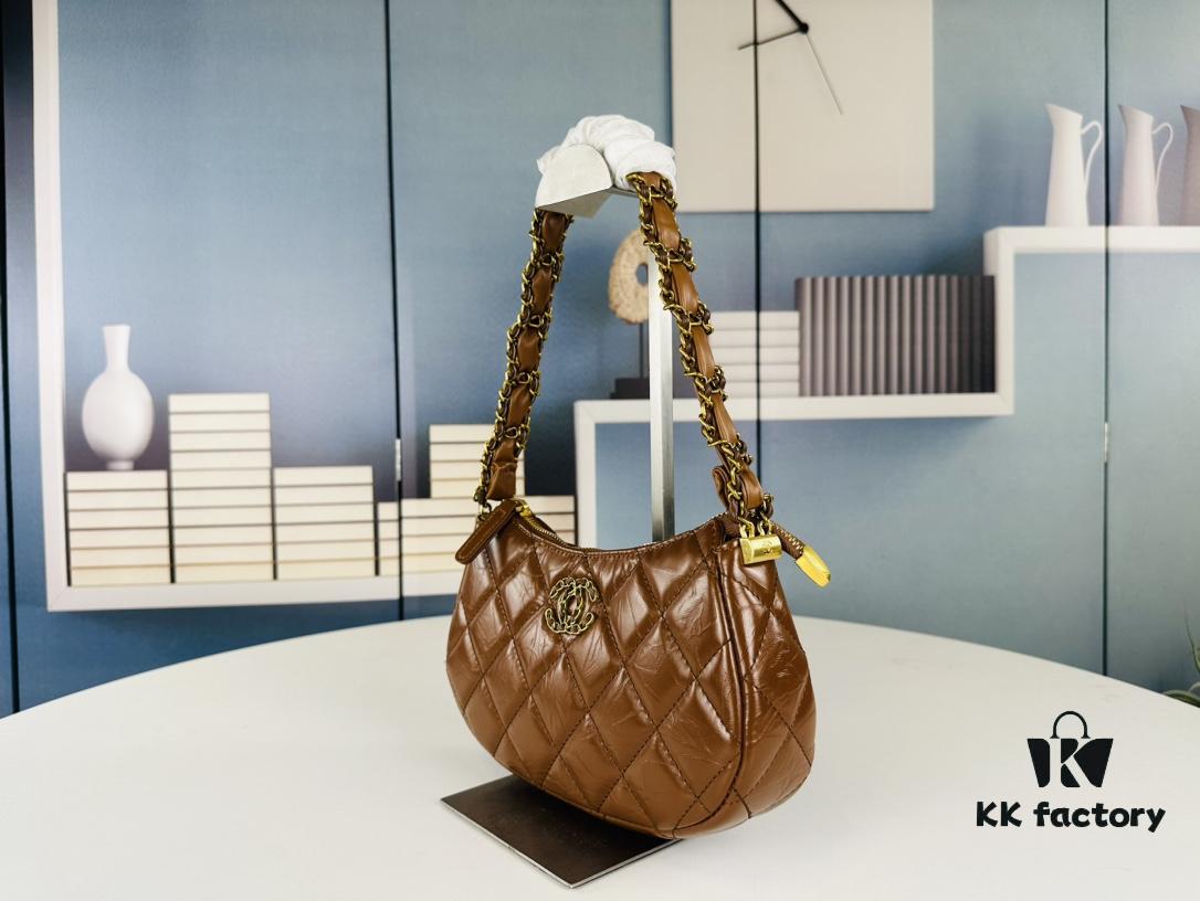 693042ebf09edb6de4c4da4e New Chanel 23K | The Must-Buy Hobo Bag of the Season