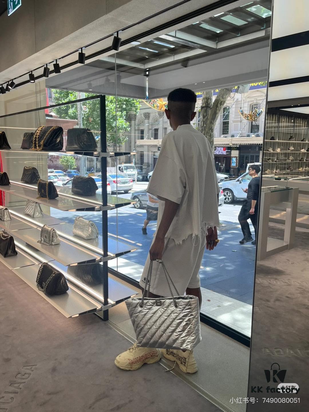 Enter, Cool Girls! Balenciaga Fall/Winter New Bags at Discount Prices