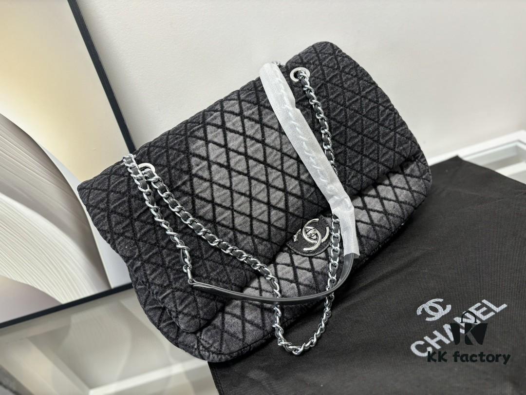 6930449ff09edb6de4c4dc60 Xiao Xiangjia Chanel Vintage Gradient Denim Airport Bag, 140-150 Size, Spacious and Stylish with a Strong Presence