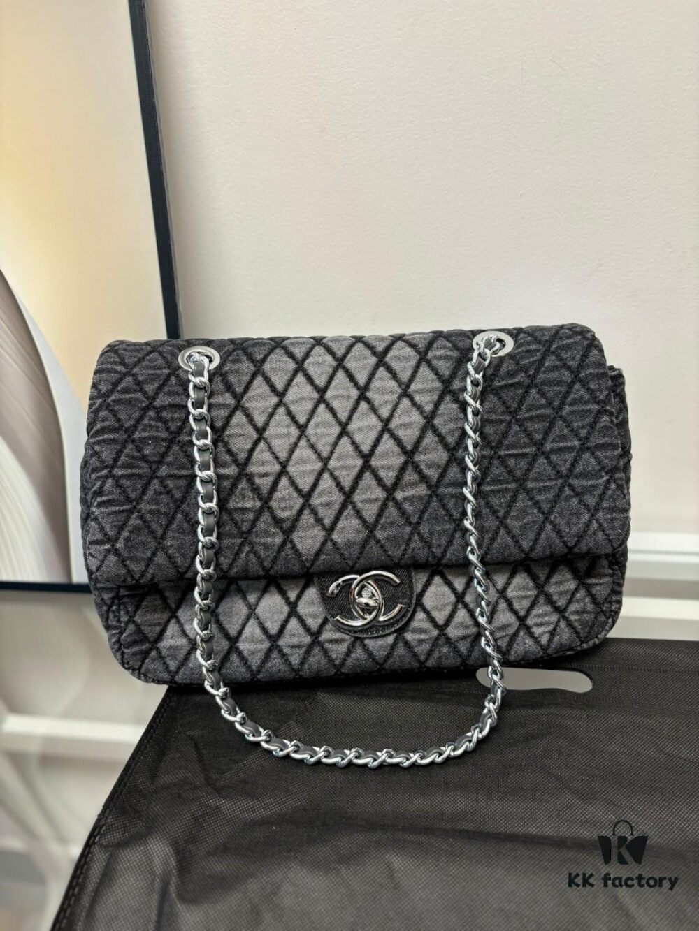 693044a1f09edb6de4c4dc66 Xiao Xiangjia Chanel Vintage Gradient Denim Airport Bag, 140-150 Size, Spacious and Stylish with a Strong Presence