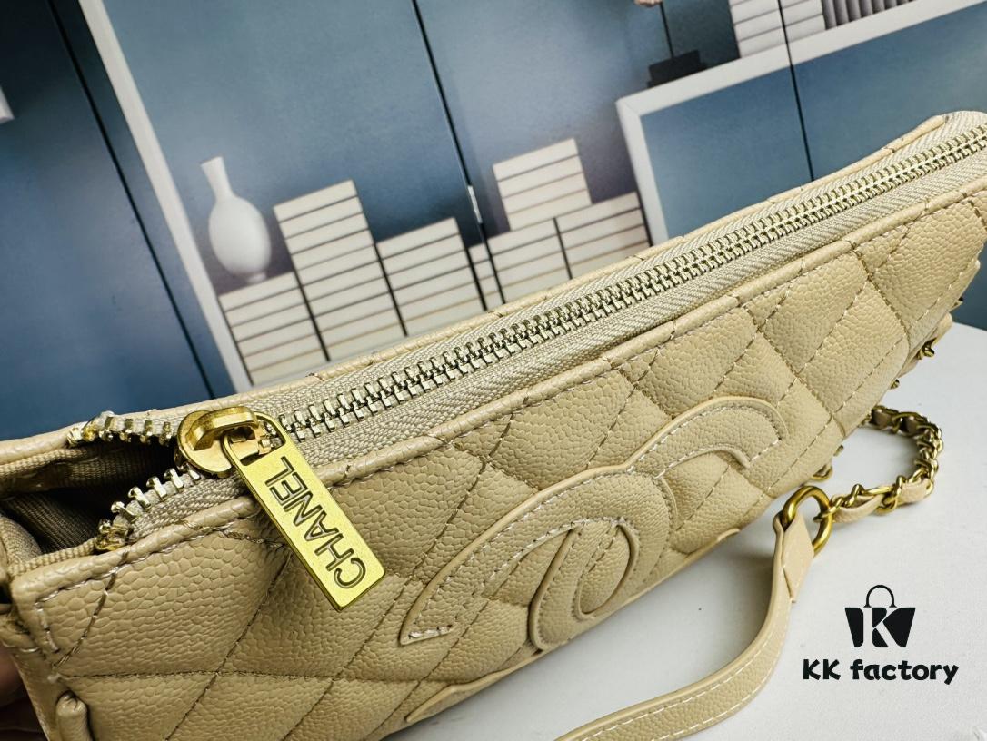 69304500f09edb6de4c4dcfb New Arrival Chanel Vintage Black and Gold Shoulder Bag 🖤 Jennie's Style