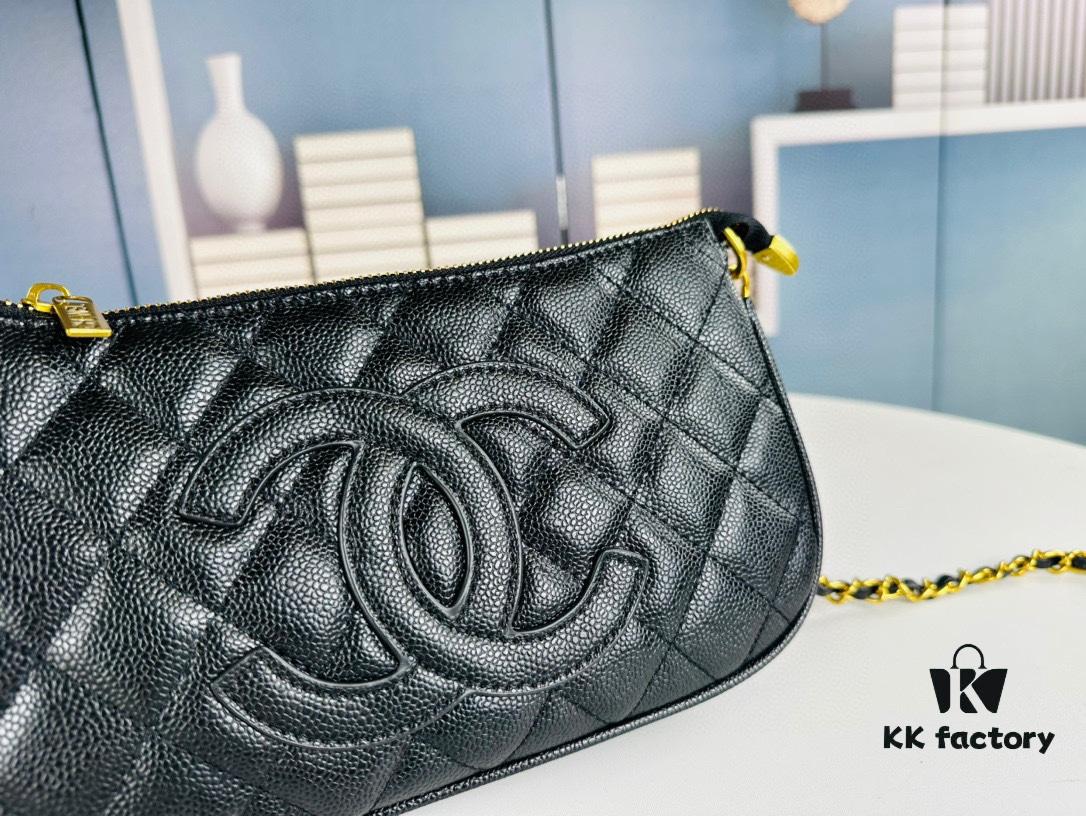 69304500f09edb6de4c4dcfd New Arrival Chanel Vintage Black and Gold Shoulder Bag 🖤 Jennie's Style