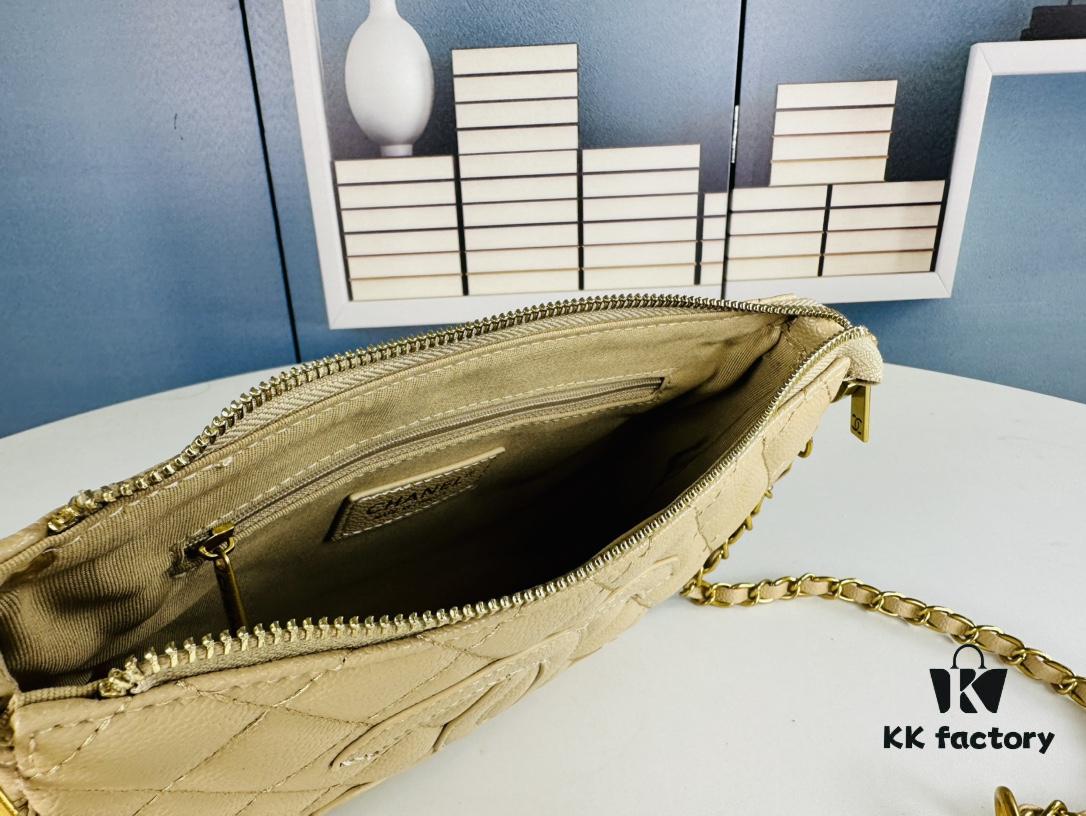 69304501f09edb6de4c4dcfe New Arrival Chanel Vintage Black and Gold Shoulder Bag 🖤 Jennie's Style
