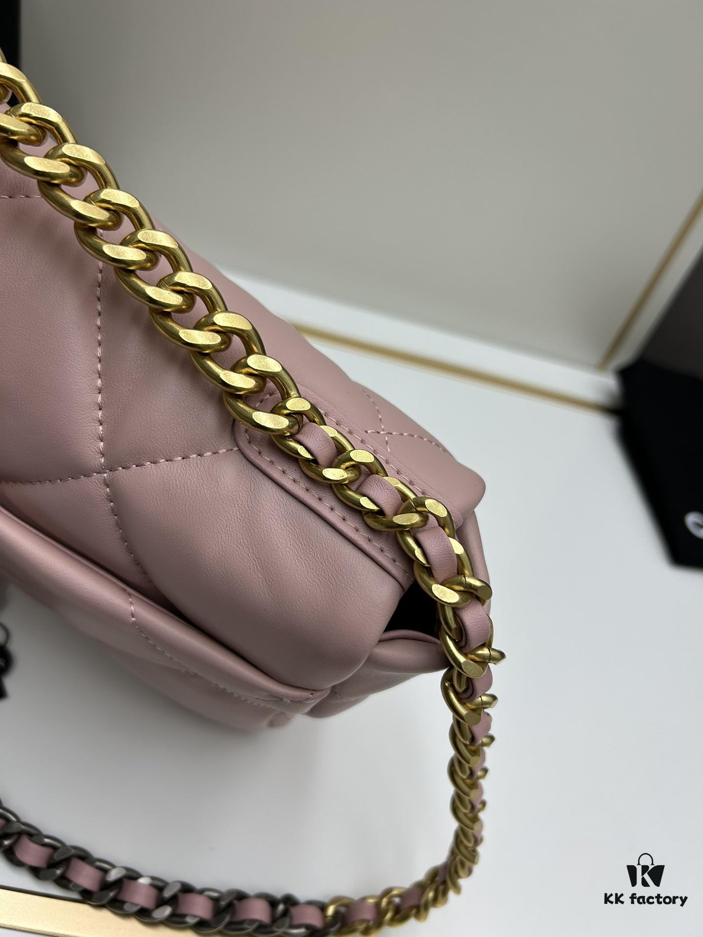 6930457df09edb6de4c4dd9a Upgraded Ohanel Fall/Winter 19 Bag – A Perfect Fusion of Classic Flap Bag Elements