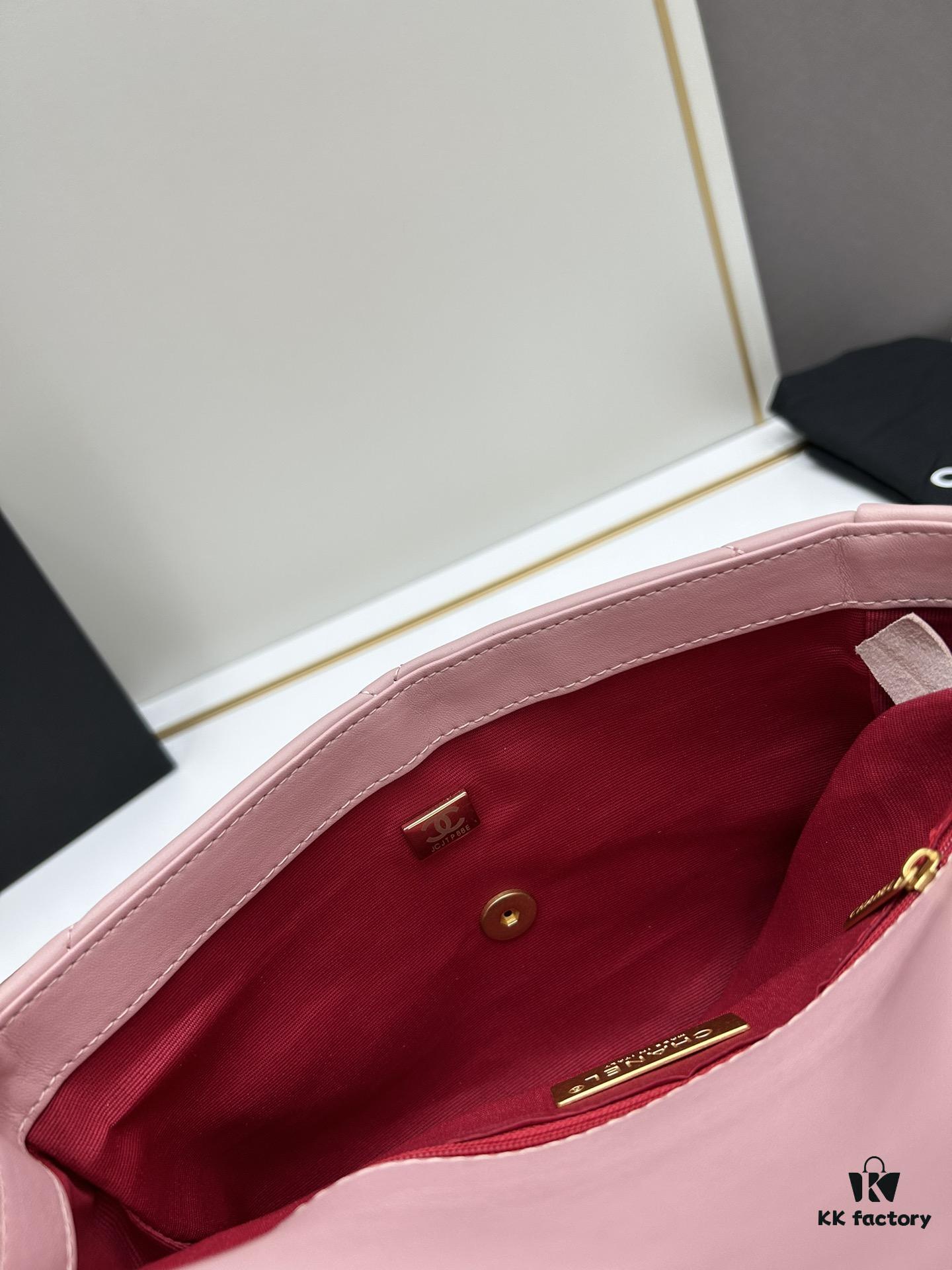 69304586f09edb6de4c4dda4 Upgraded Ohanel Fall/Winter 19 Bag – A Perfect Fusion of Classic Flap Bag Elements