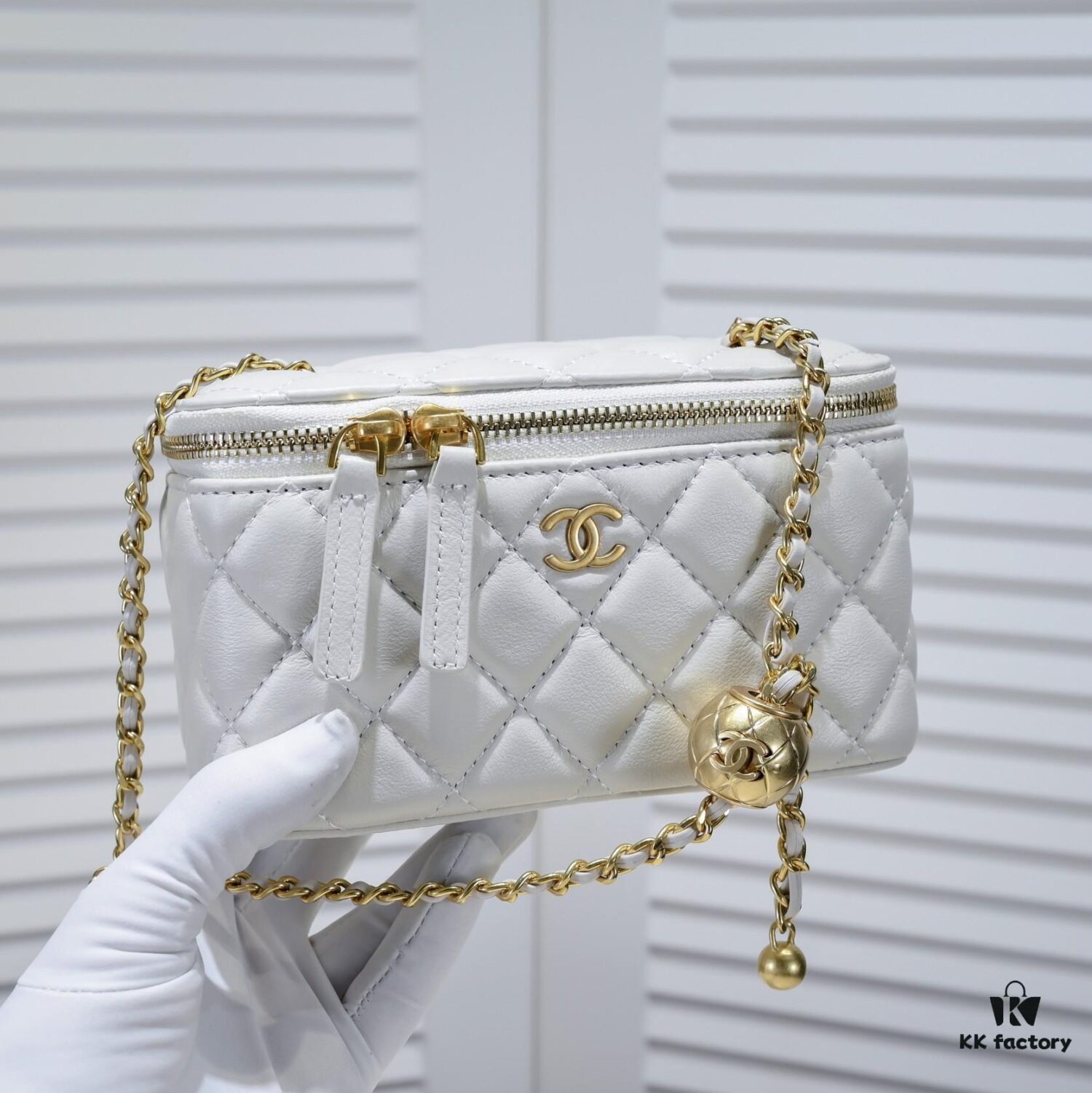 693045ecf09edb6de4c4de1e Chanel 2022 Autumn/Winter New Arrival Golden Ball Compact Makeup Case - Small Storage Box, Original Hardware, Imported Lambskin