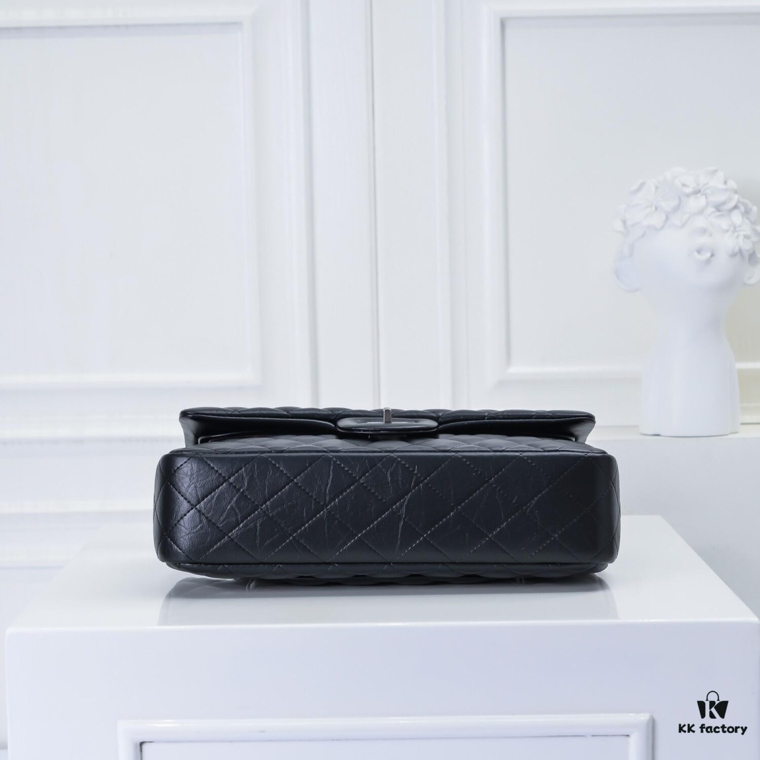 693045f0f09edb6de4c4de23 Chanel 2.55 Reissue Eternal Classic Autumn/Winter 2019 Official Latest Imported Calfskin Leather, Fine and Soft Texture, Comfortable to the Touch, Comparable to Boutique Quality. 2.55 is a Square Flap Bag with a Metal Chain, Double Compartment, Turn-Lock Closure, Named After Its Birth Month—February 1955