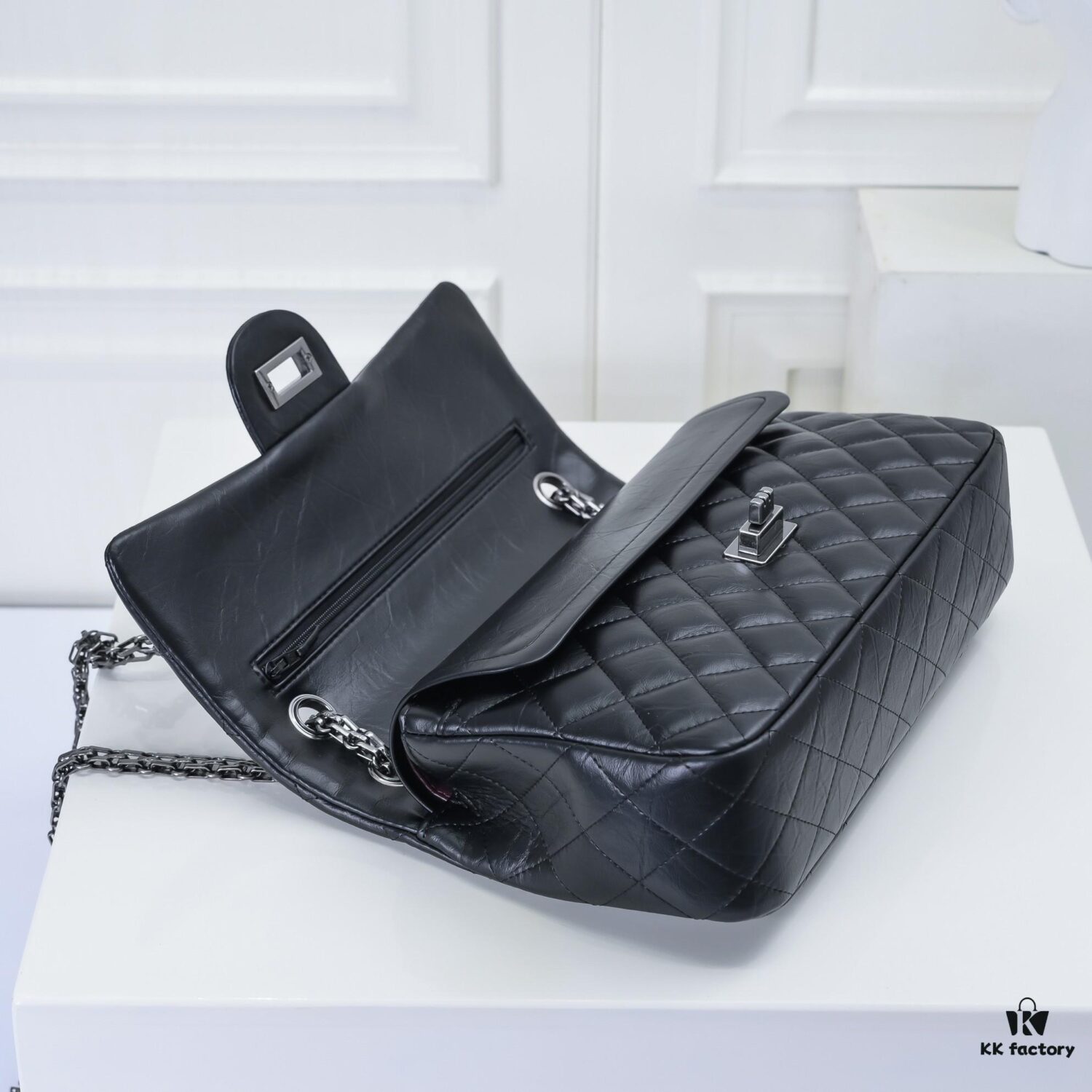 693045f1f09edb6de4c4de24 Chanel 2.55 Reissue Eternal Classic Autumn/Winter 2019 Official Latest Imported Calfskin Leather, Fine and Soft Texture, Comfortable to the Touch, Comparable to Boutique Quality. 2.55 is a Square Flap Bag with a Metal Chain, Double Compartment, Turn-Lock Closure, Named After Its Birth Month—February 1955