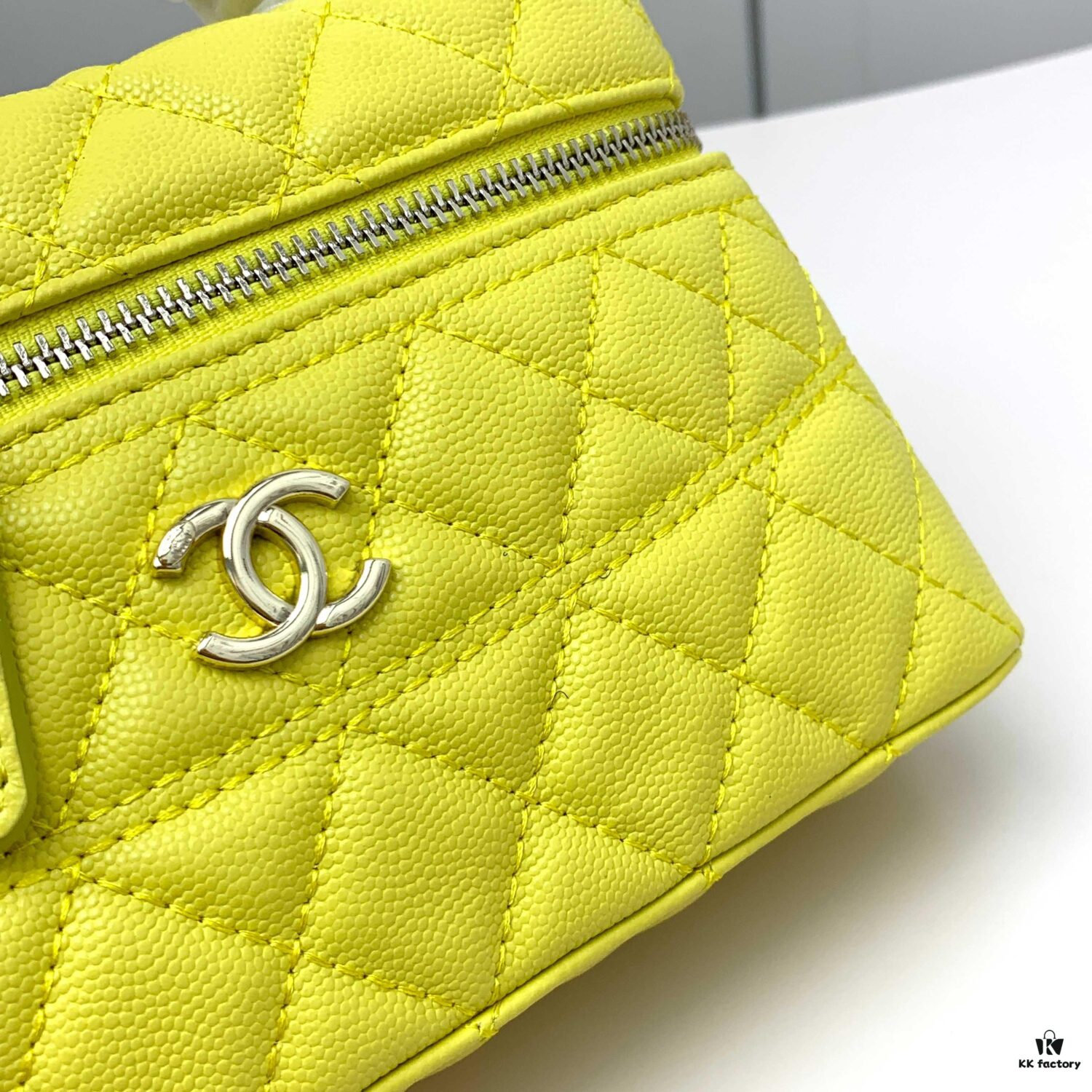 Chanel 25c LPCHANL - Vintage Elegance with Sophisticated Charm