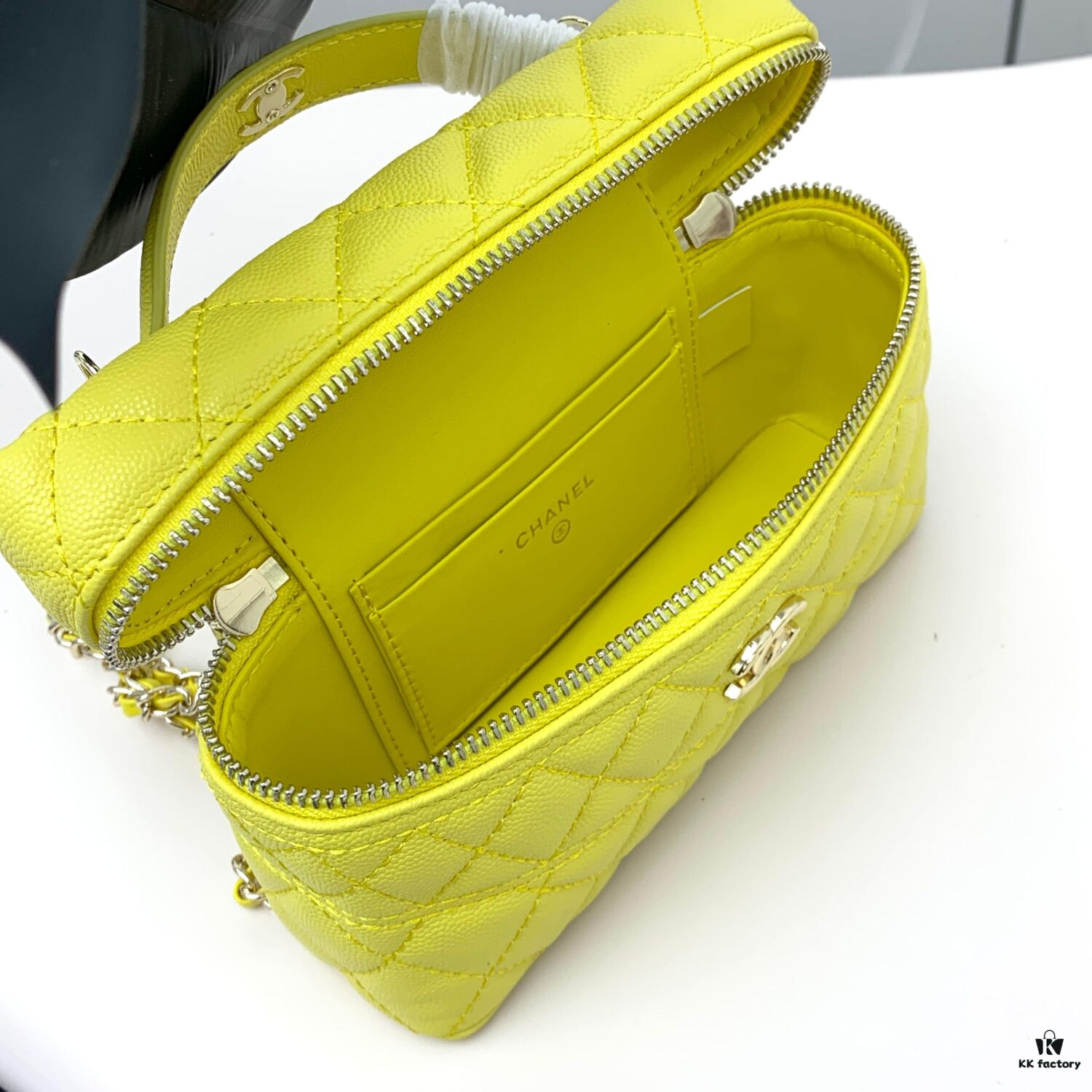 Chanel 25c LPCHANL - Vintage Elegance with Sophisticated Charm