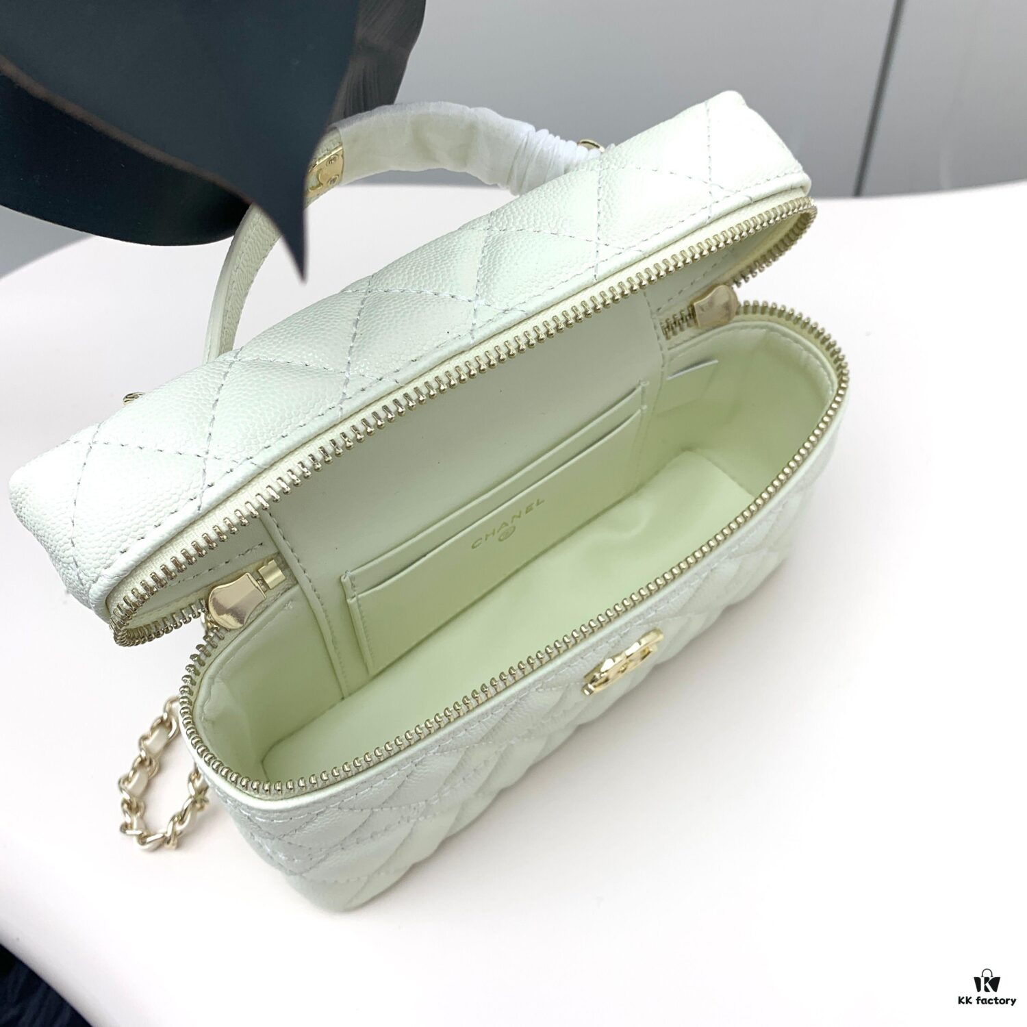 693046bbf09edb6de4c4df1d Chanel 25c LPCHANL - Vintage Elegance with Sophisticated Charm