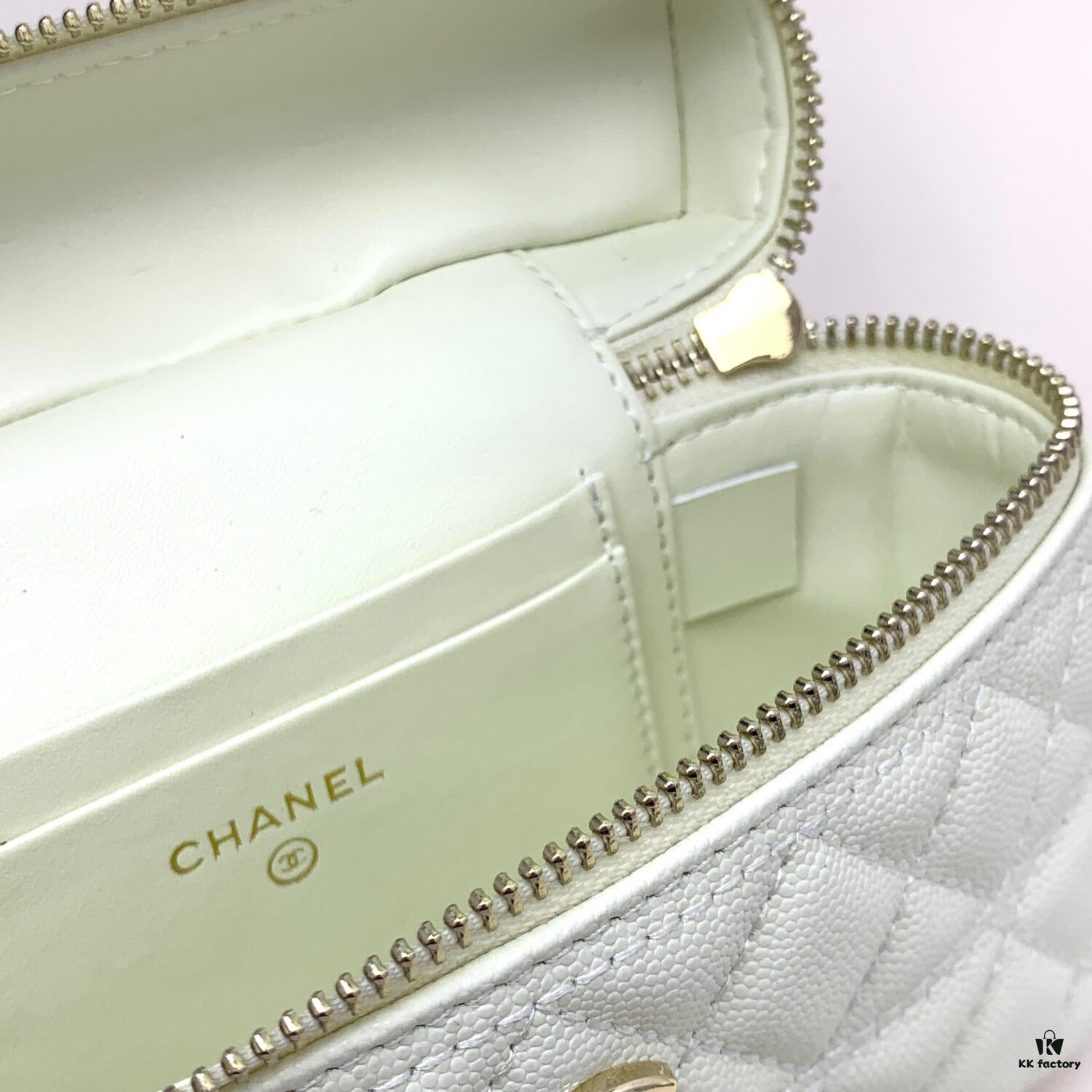 693046bbf09edb6de4c4df1e Chanel 25c LPCHANL - Vintage Elegance with Sophisticated Charm