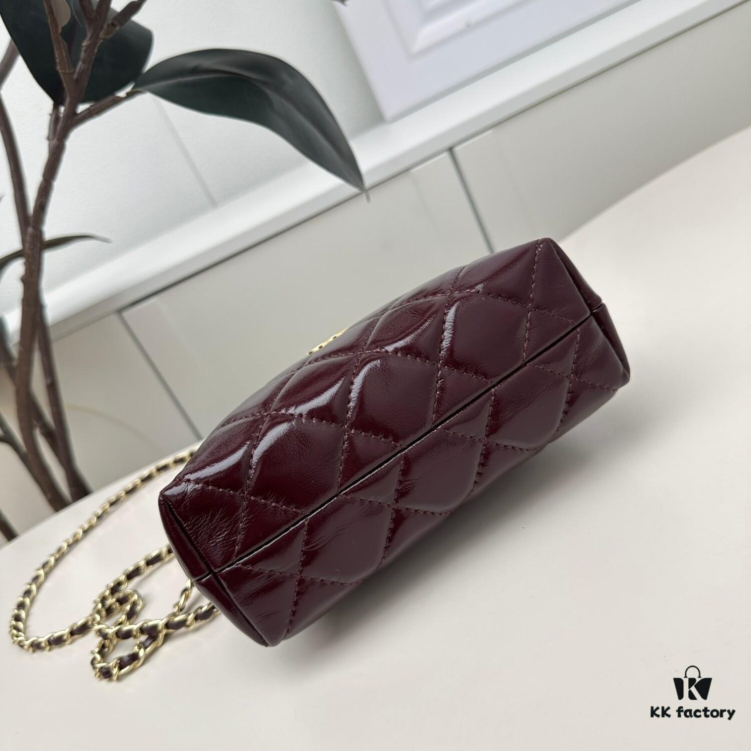 693046f0f09edb6de4c4df54 Chanel CHANEL 24A Handle Lunchbox Bag