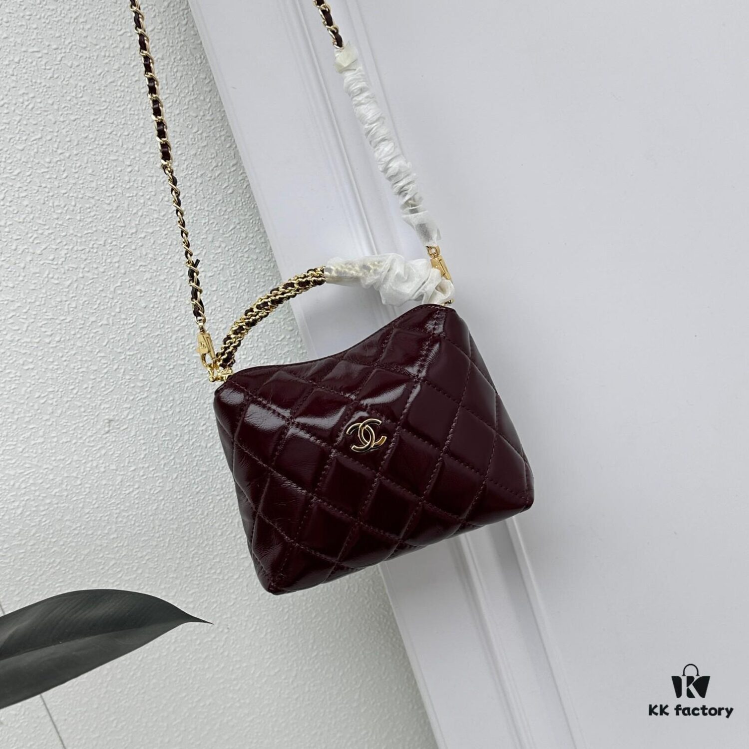 693046f6f09edb6de4c4df5a Chanel CHANEL 24A Handle Lunchbox Bag