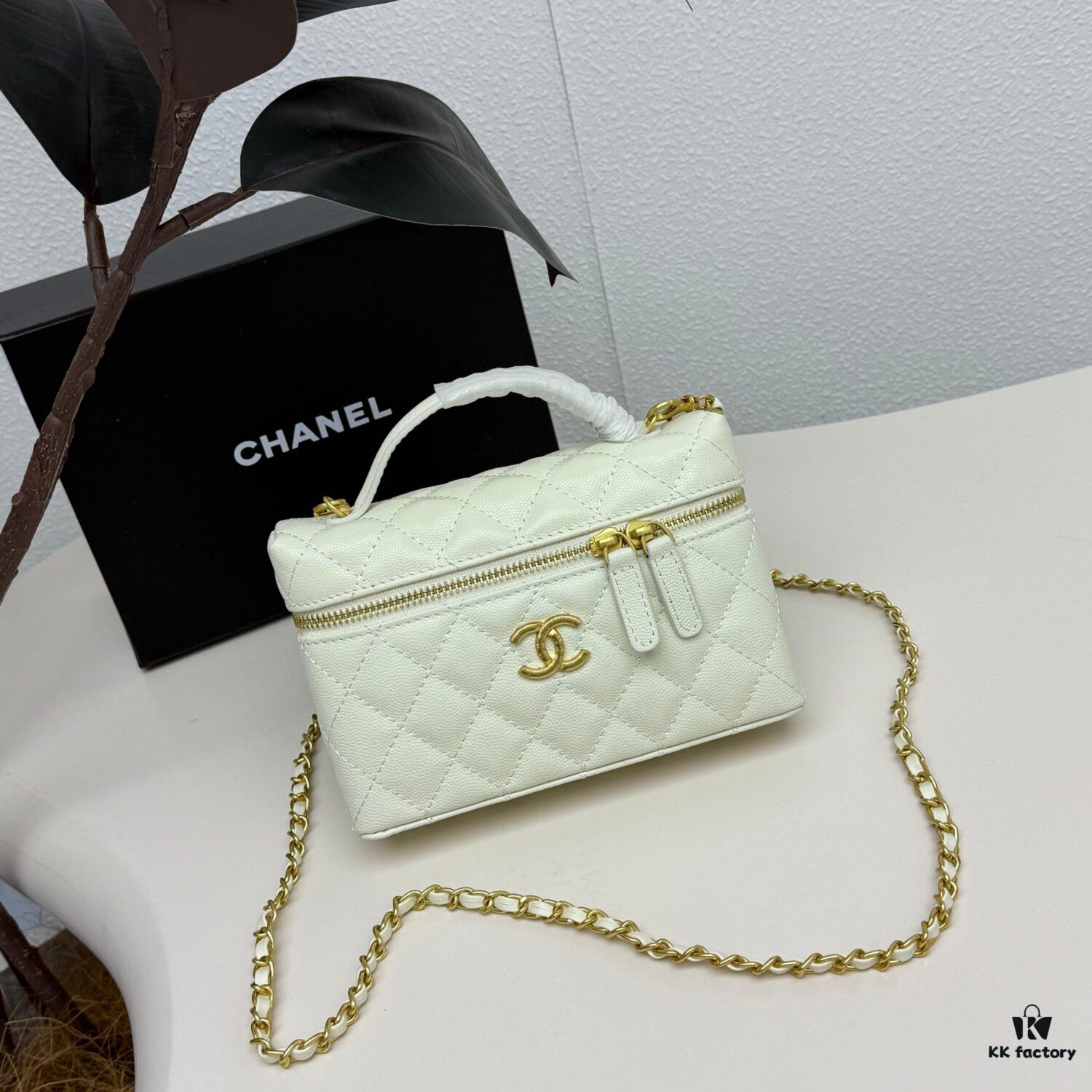 6930482df09edb6de4c4e041 Top Grain Calfskin CHANEL 25P Black and Gold Brushed Logo Flat Box Bag