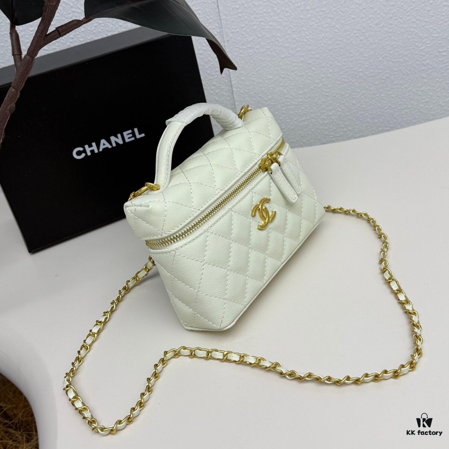 69304831f09edb6de4c4e044 Top Grain Calfskin CHANEL 25P Black and Gold Brushed Logo Flat Box Bag