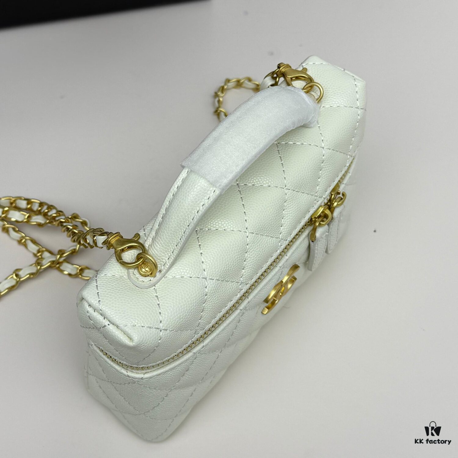 69304835f09edb6de4c4e045 Top Grain Calfskin CHANEL 25P Black and Gold Brushed Logo Flat Box Bag