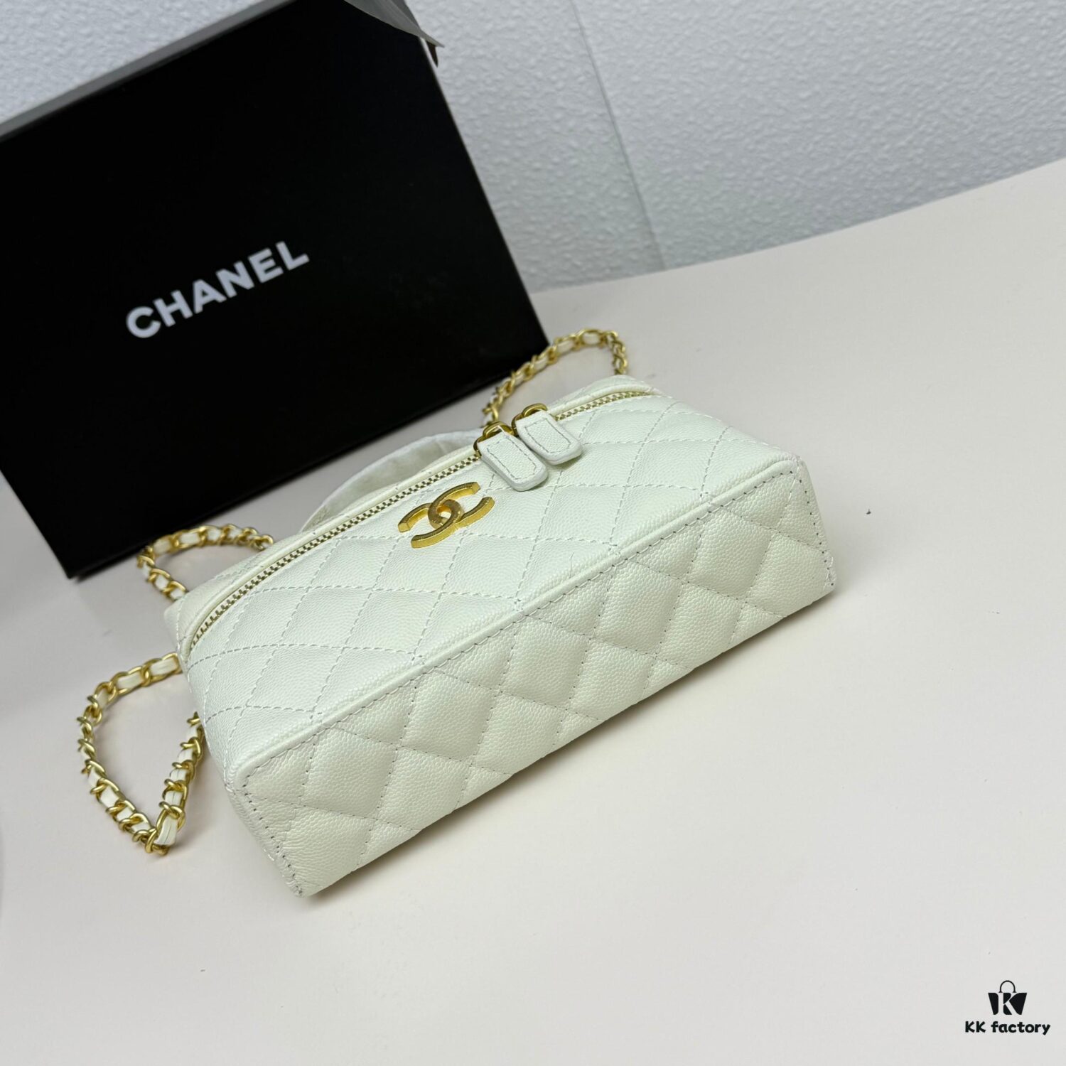 69304835f09edb6de4c4e046 Top Grain Calfskin CHANEL 25P Black and Gold Brushed Logo Flat Box Bag
