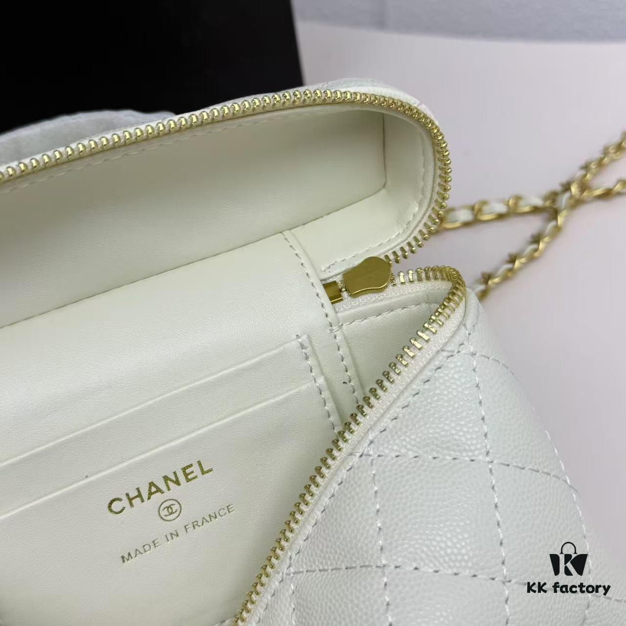 69304836f09edb6de4c4e047 Top Grain Calfskin CHANEL 25P Black and Gold Brushed Logo Flat Box Bag