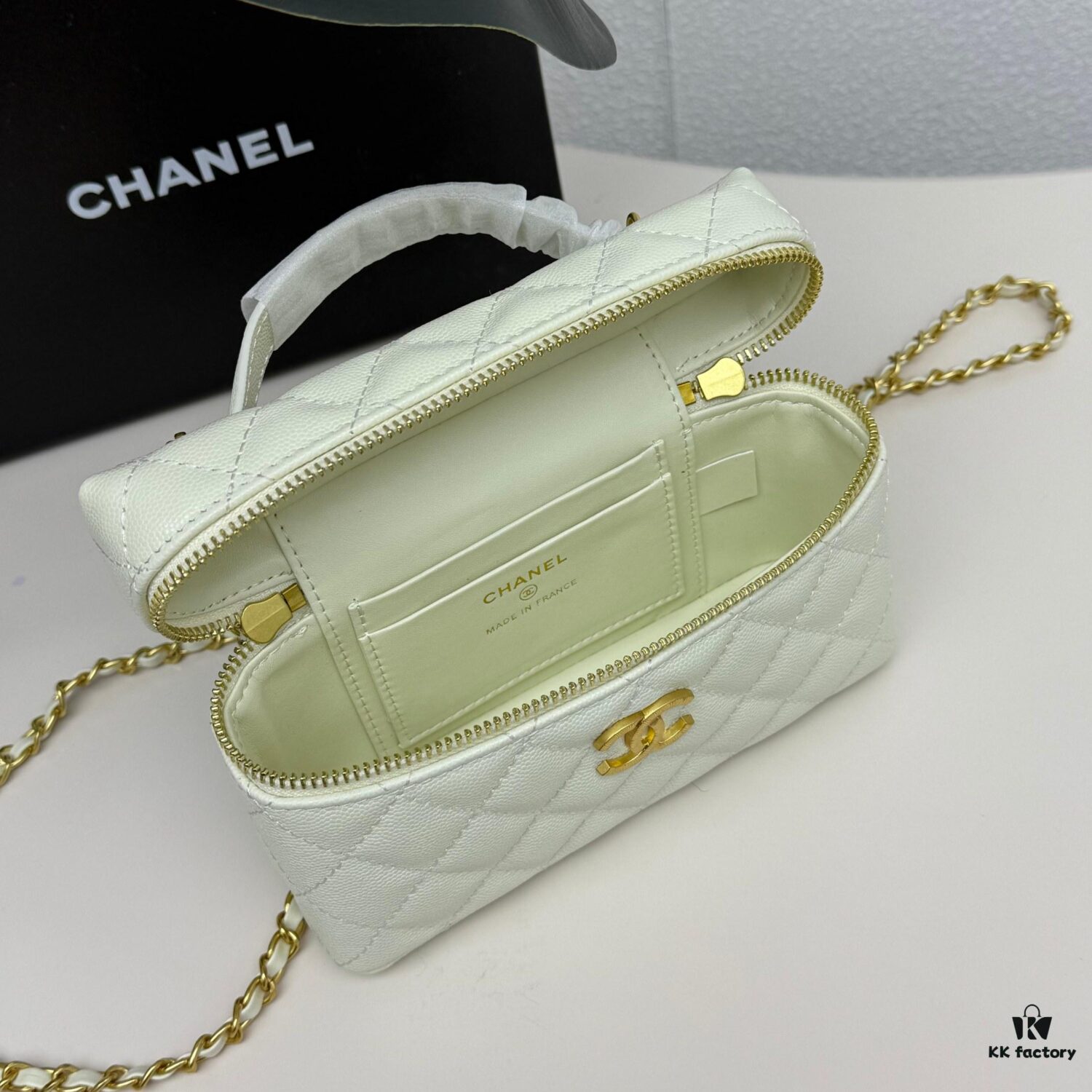 69304836f09edb6de4c4e048 Top Grain Calfskin CHANEL 25P Black and Gold Brushed Logo Flat Box Bag